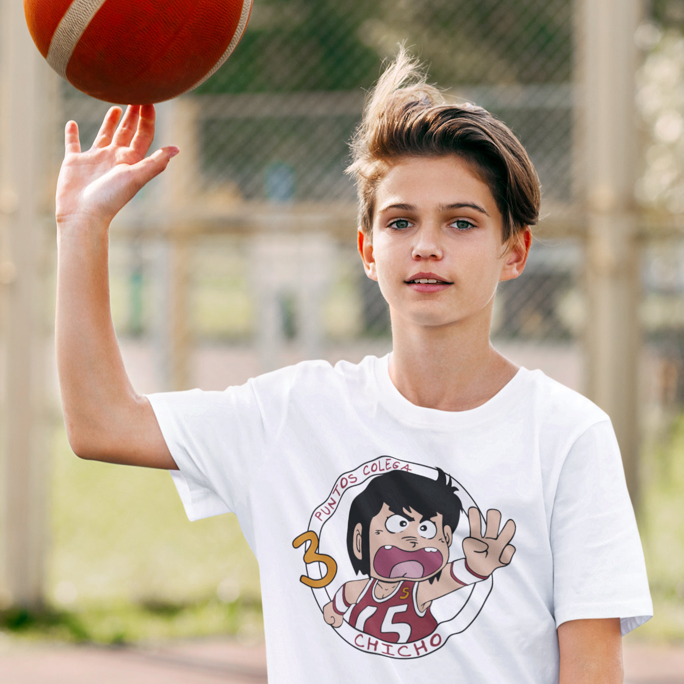 niño con camiseta 3 puntos colega chicho terremoto baloncesto infantil en color blanco
