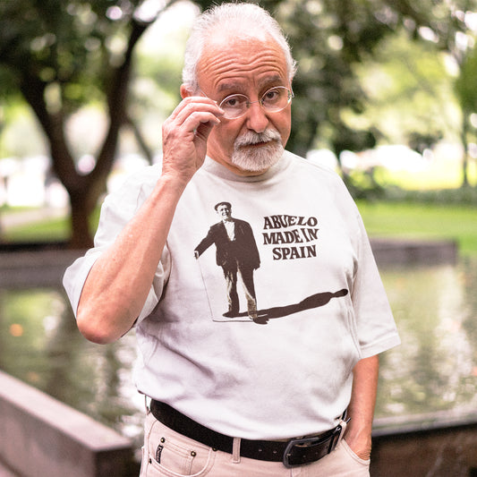 hombre con camiseta abuelo made in spain en color blanco