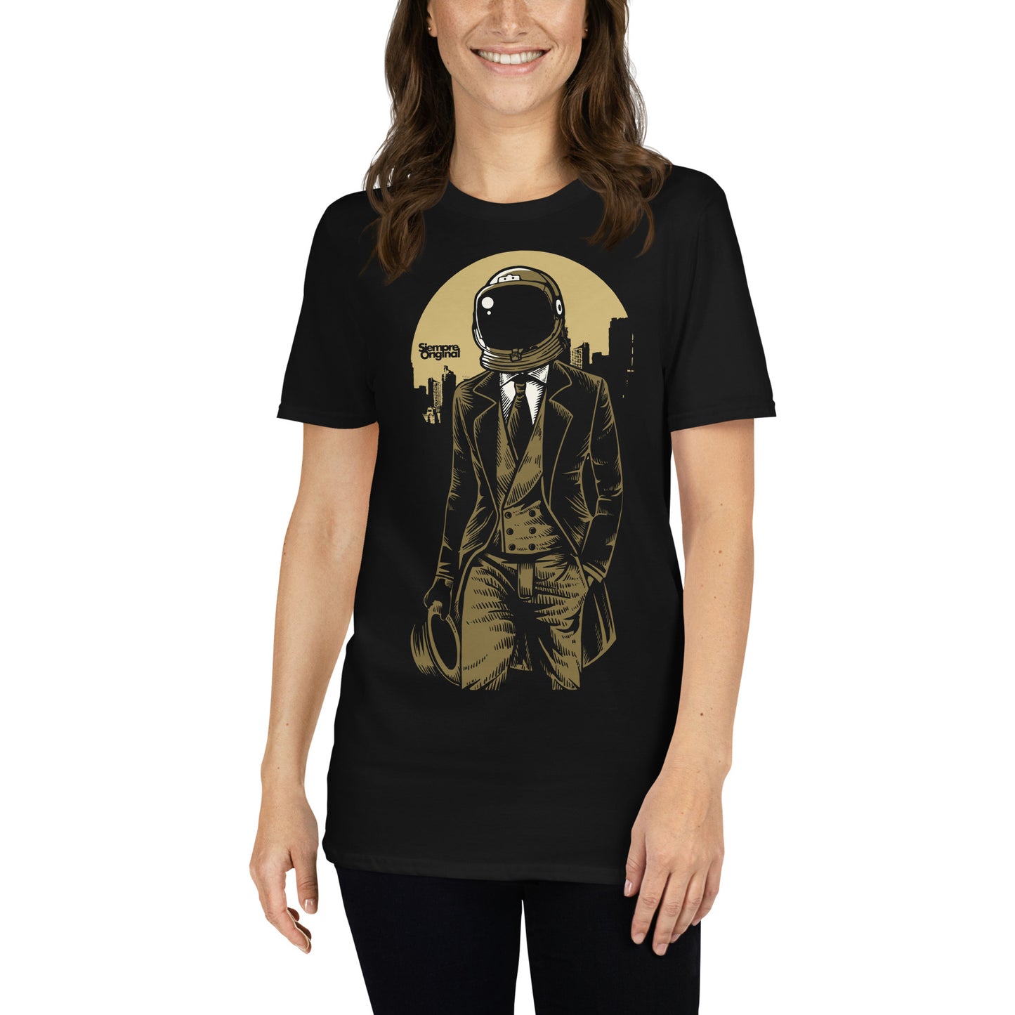 mujer con camiseta astronauta elegante negra