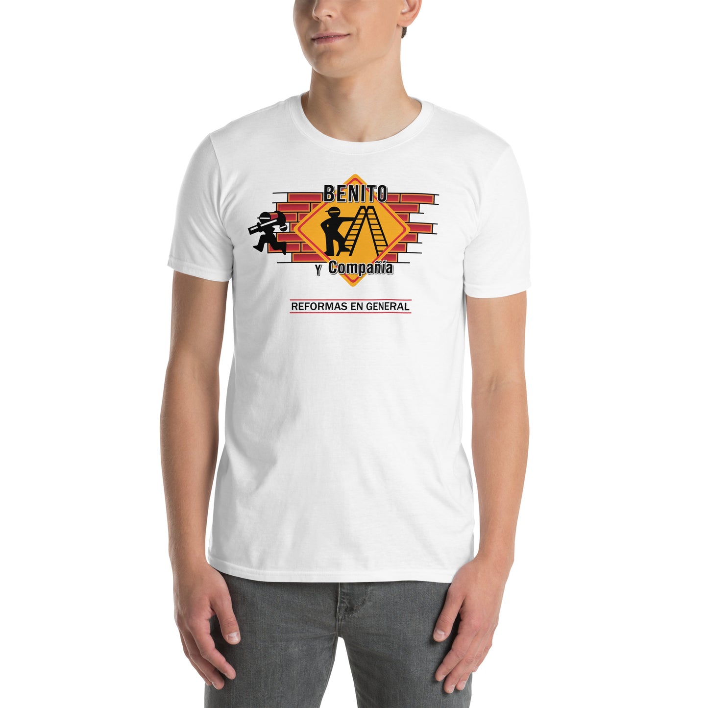 hombre con camiseta benito y compania manos a la obra benito lopera perrote manolo en color blanco