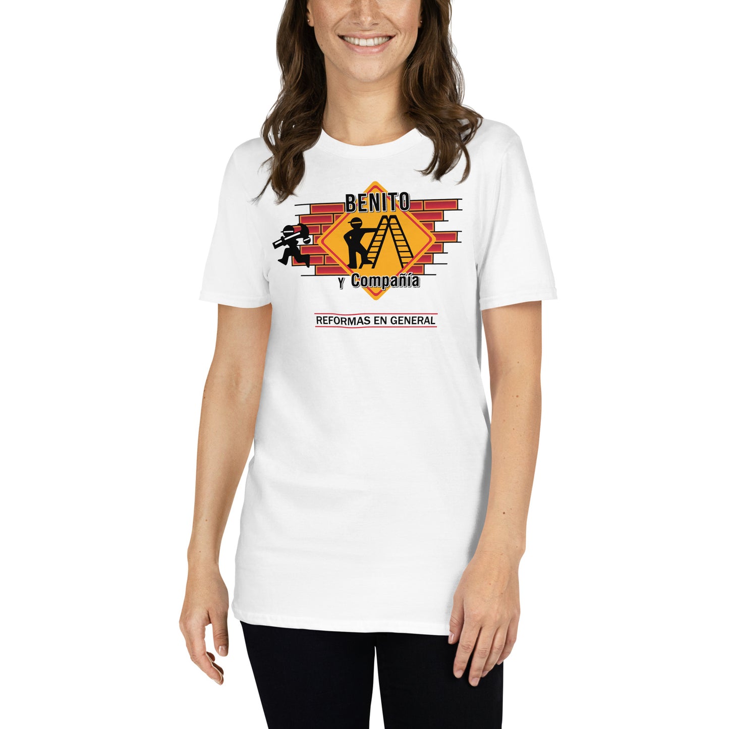 mujer con camiseta benito y compania manos a la obra benito lopera perrote manolo en color blanco