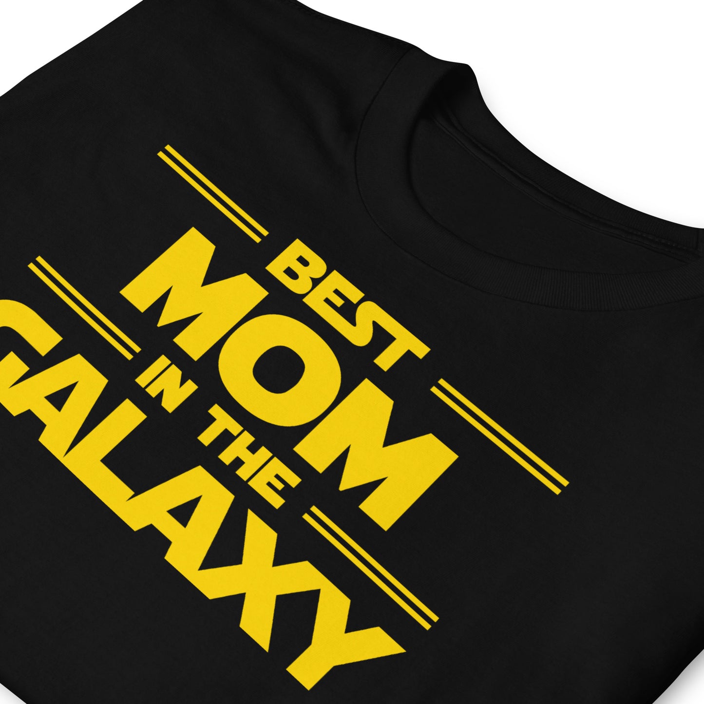 detalle de camiseta best mom in the galaxy negra