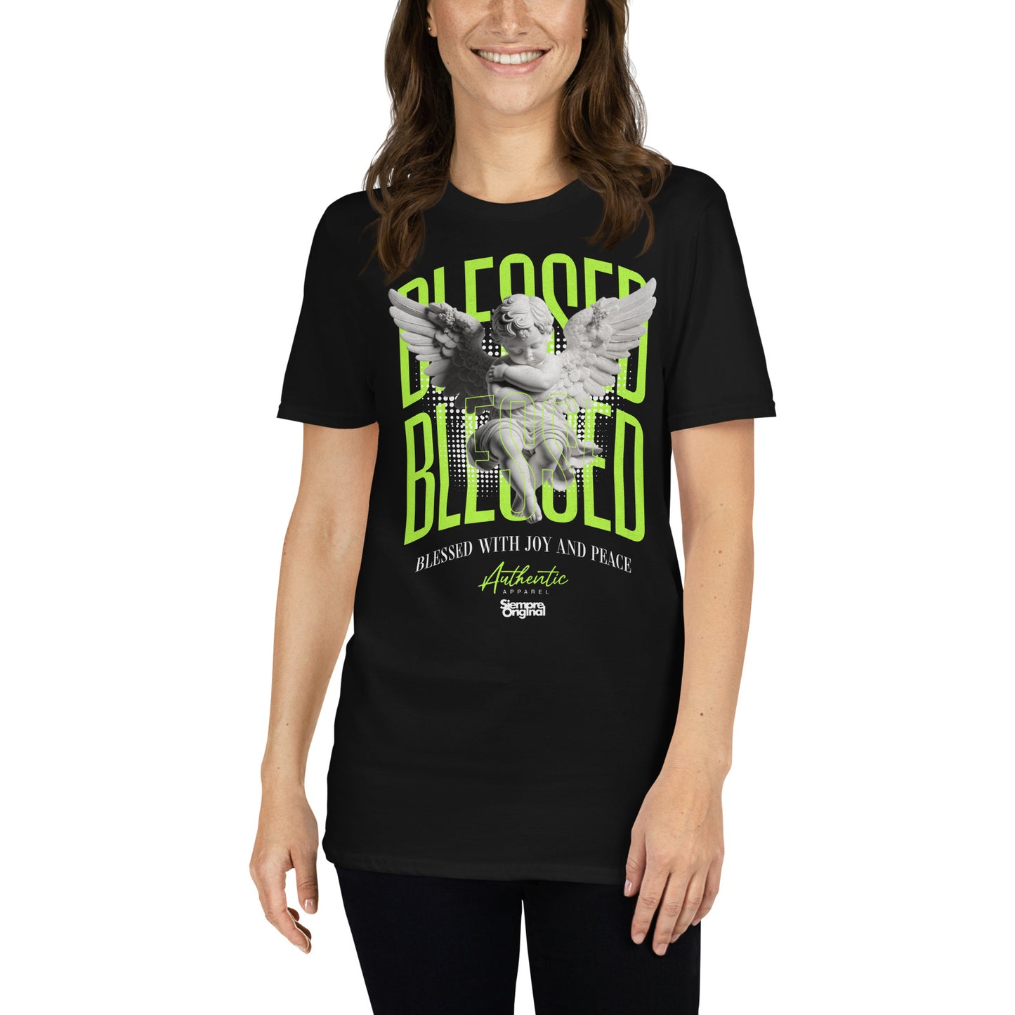 mujer con camiseta blessed angel siempre original urban en color negro