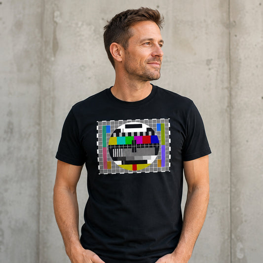 hombre con camiseta carta de ajuste television negra