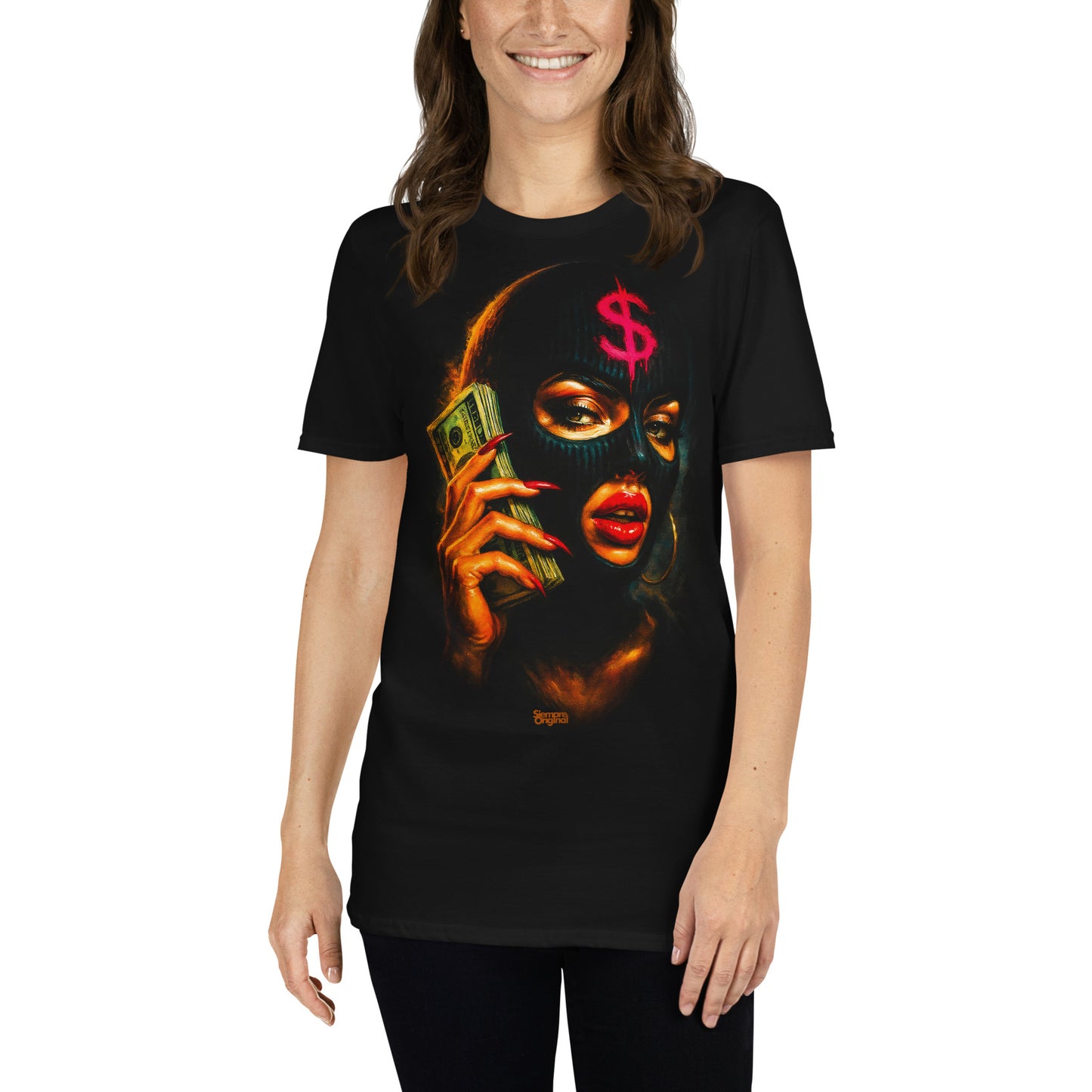 mujer con camiseta cash call dinero negra