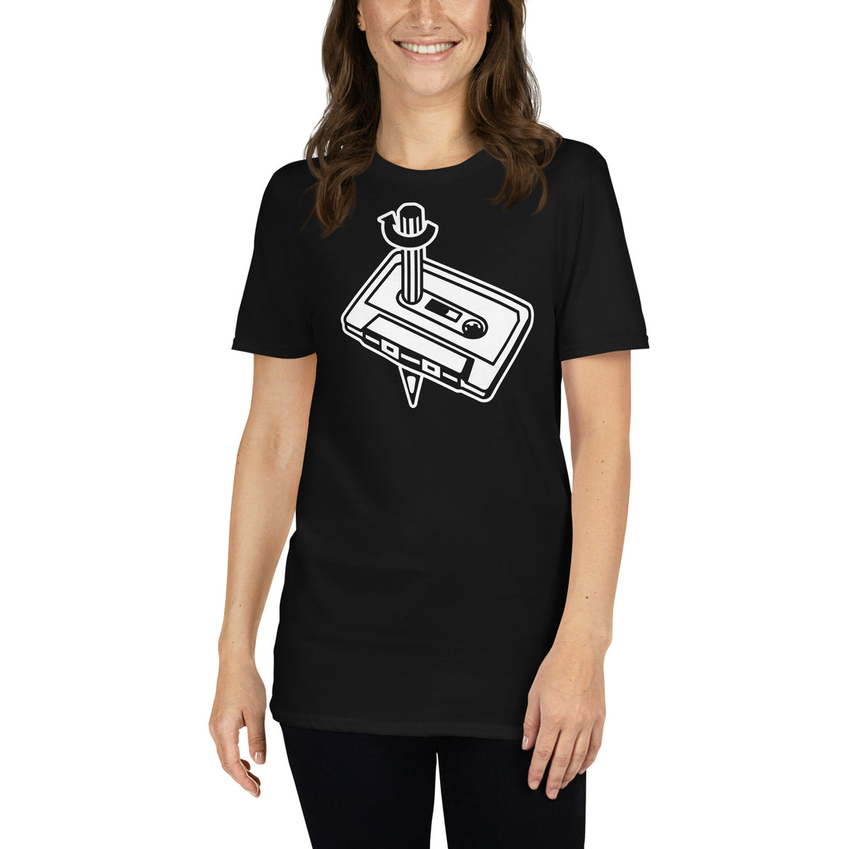 mujer con camiseta cassette boli retro mixtape negra