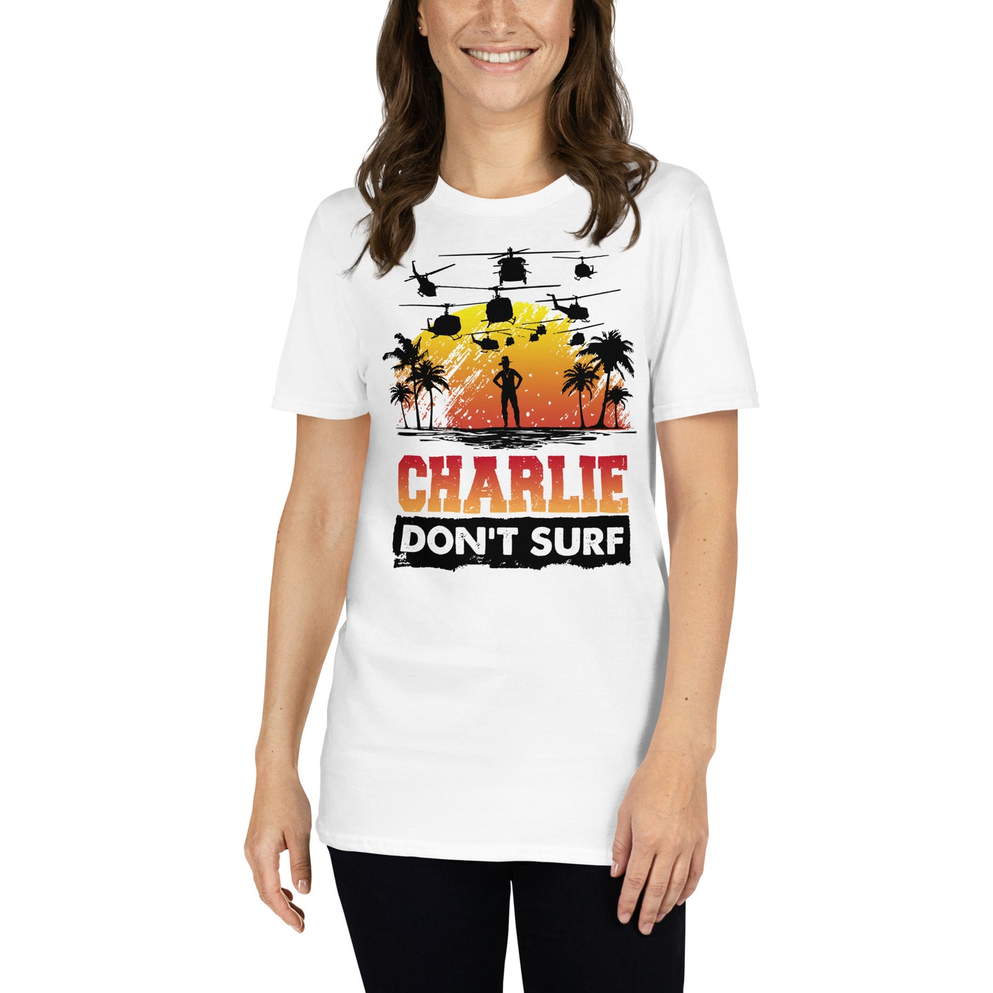 mujer con camiseta apocalypse now charlie dont surf blanca