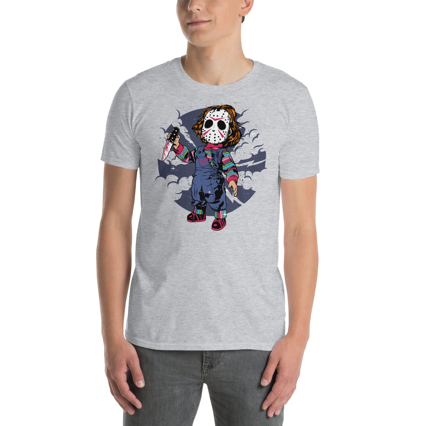 hombre con camiseta chucky con mascara de jason voorhes en color gris