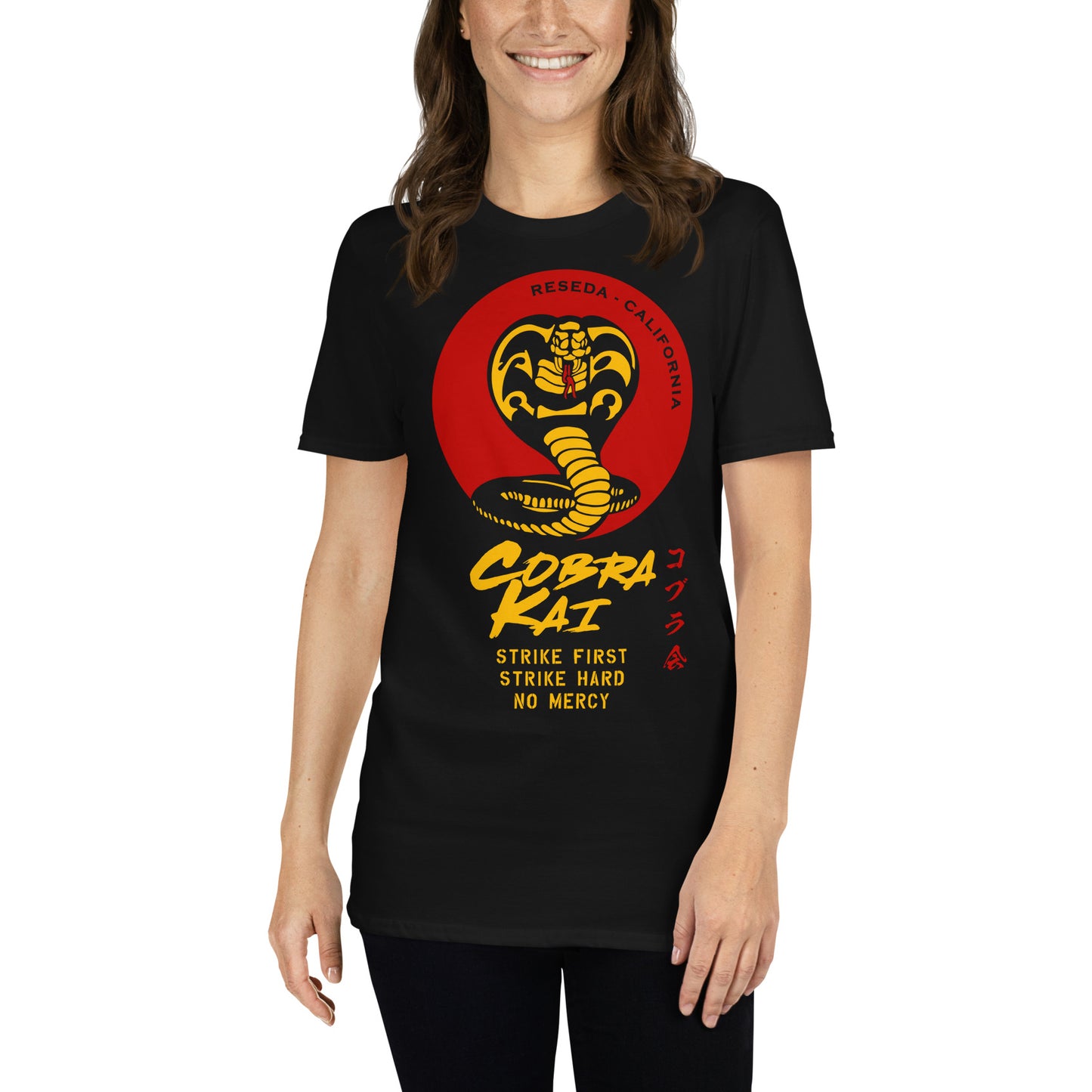 mujer con camiseta cobra kai karate negra