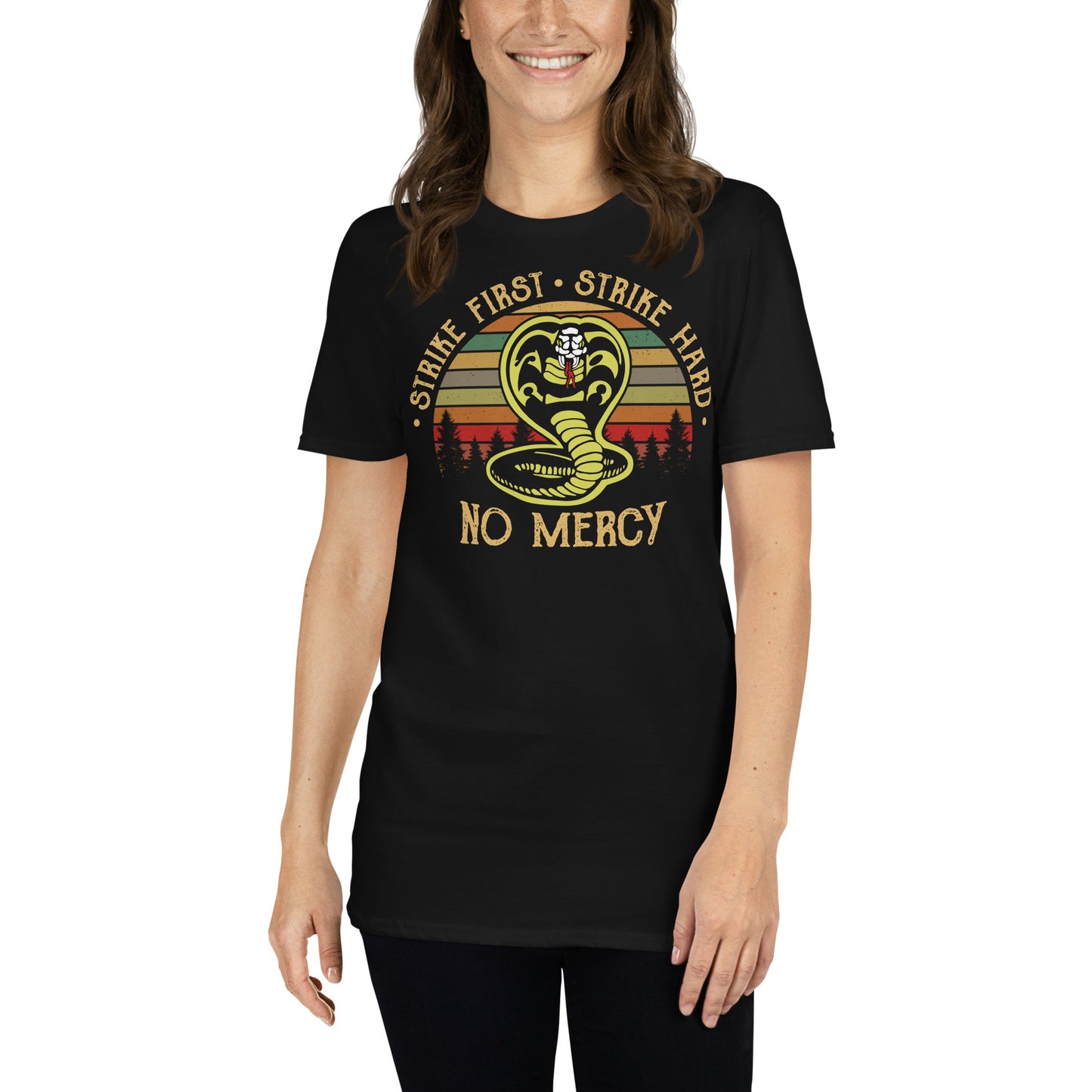 mujer con camiseta cobra kai vintage en color negro