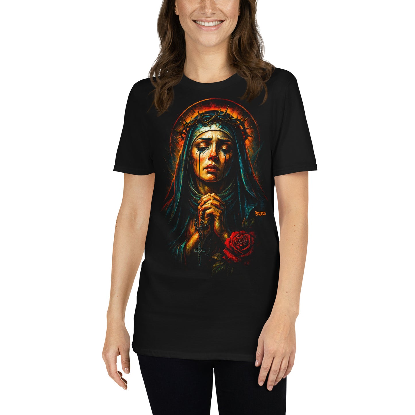 mujer con camiseta crown of tears virgen maria urbanwear en color negro