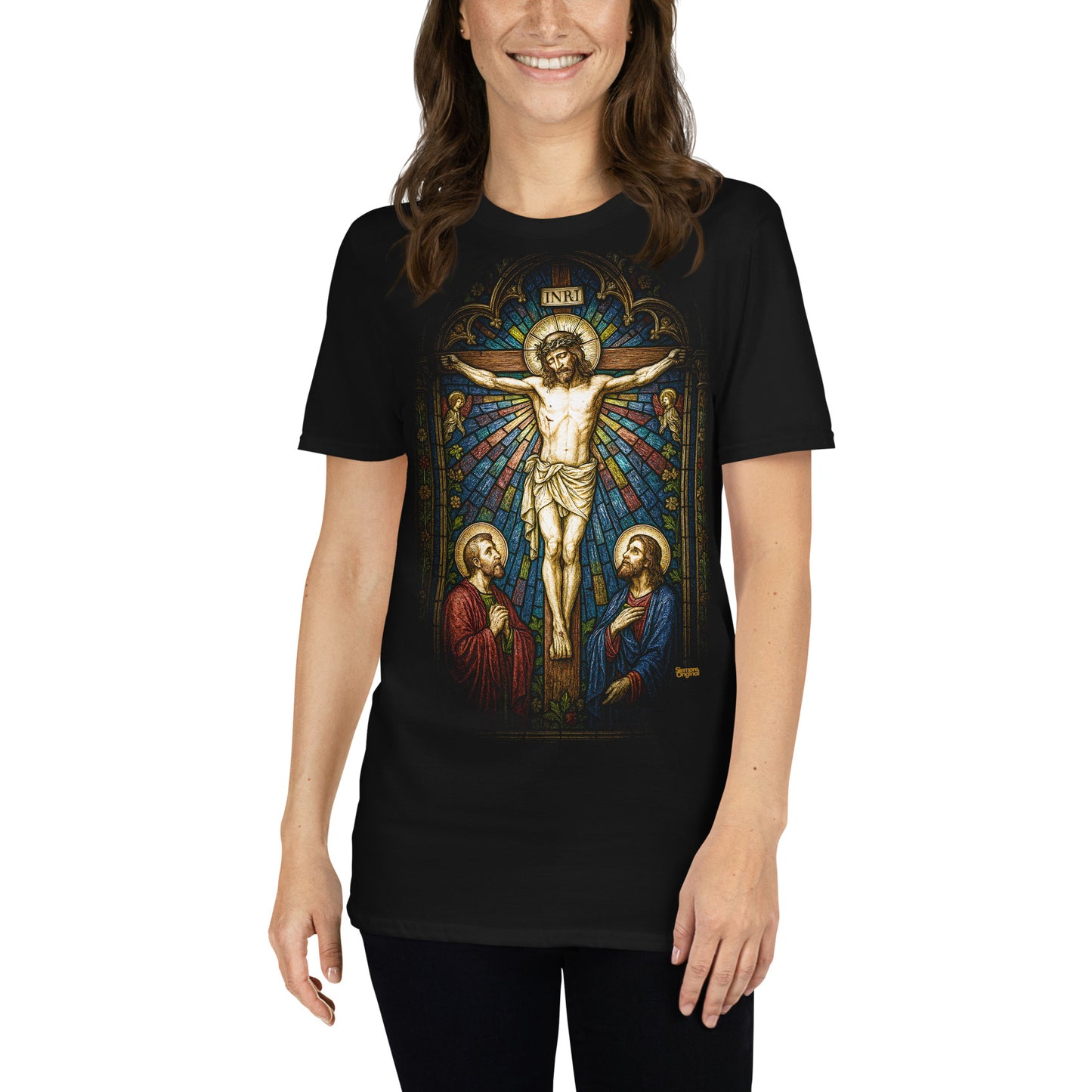 mujer con camiseta crucifixion de jesus vidriera en color negro