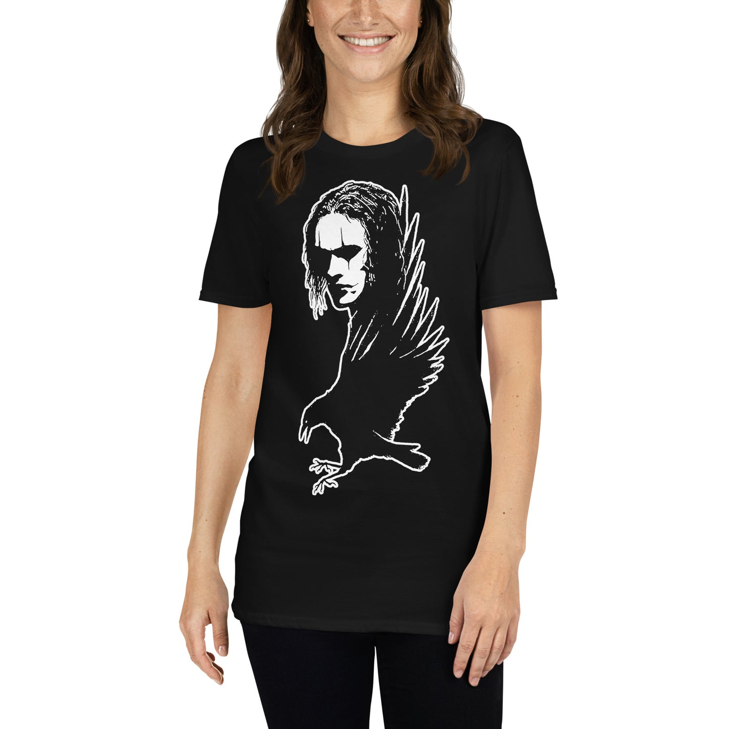 mujer con camiseta the crow negra