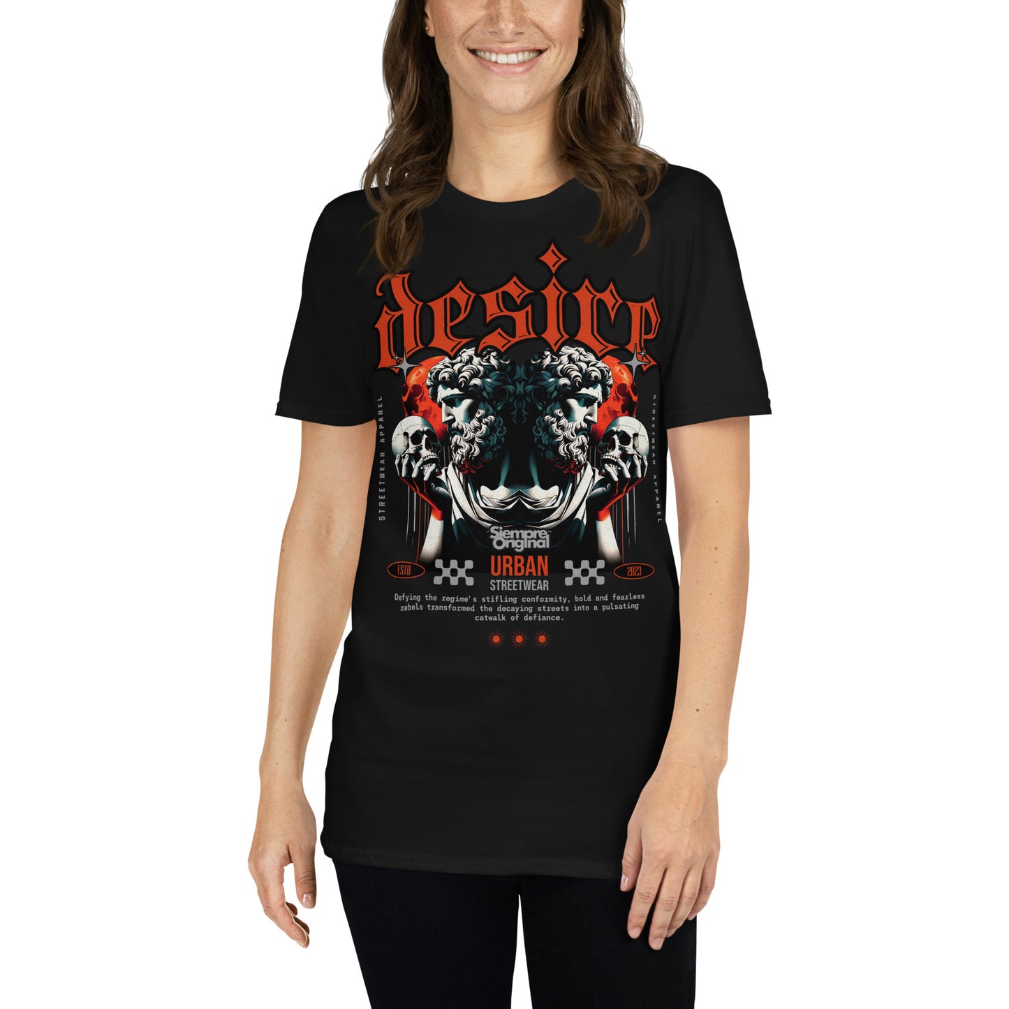 mujer con camiseta desire siempre original urban en color negro