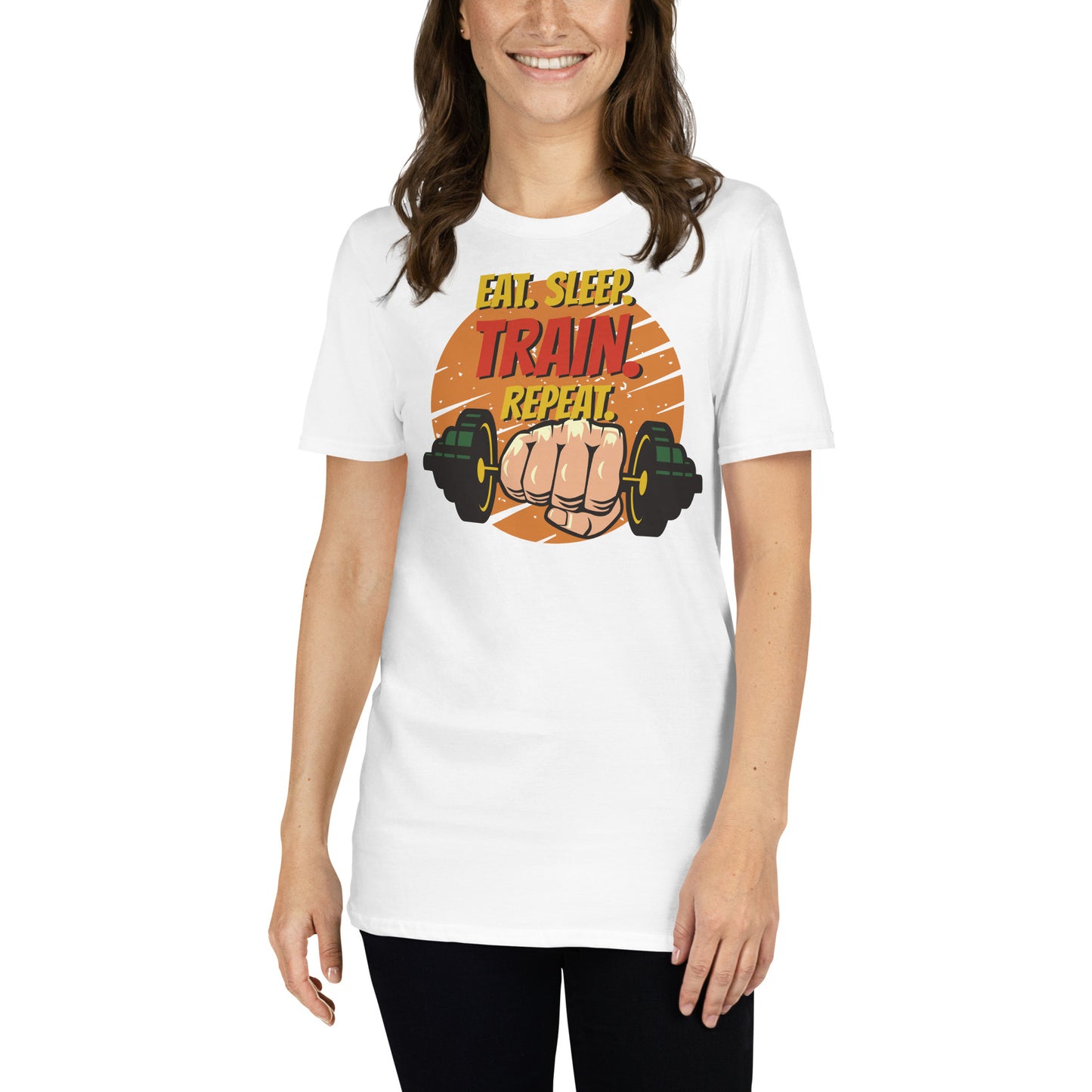 mujer con camiseta eat sleep train repeat gym gimnasio fitness en color blanco