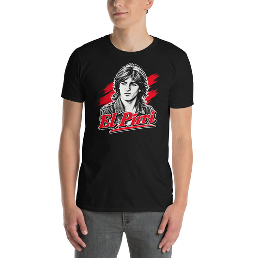 hombre con camiseta el pirri negra