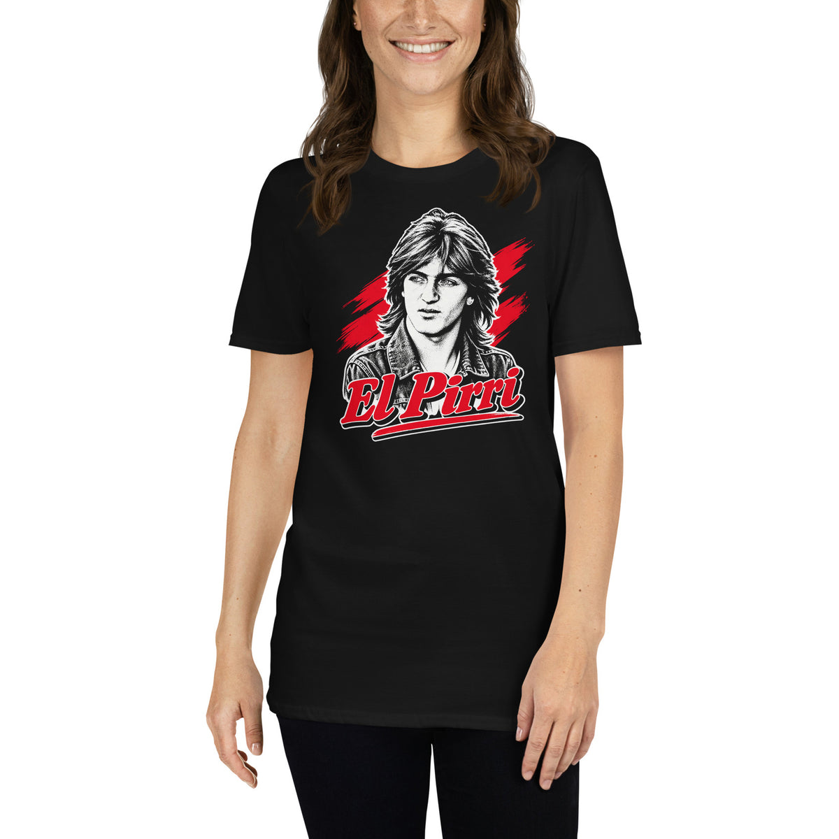 mujer con camiseta el pirri negra