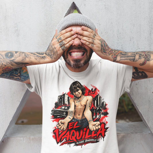 hombre con camiseta el vaquilla alegre bandolero blanca