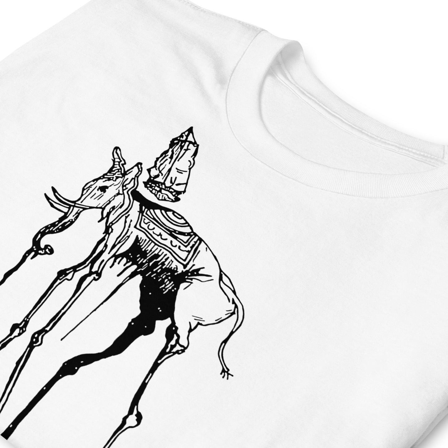 detalle de camiseta elefante surrealista salvador dali en color blanco