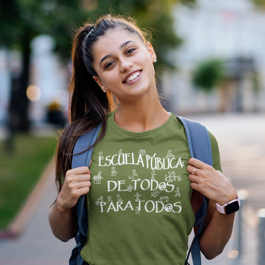Mujer con camiseta verde oliva Escuela publica de todos para todos de la Marea Verde