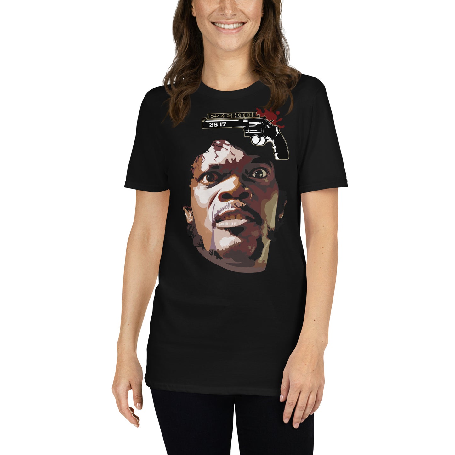 mujer con camiseta ezekiel 25 17 pulp fiction negra