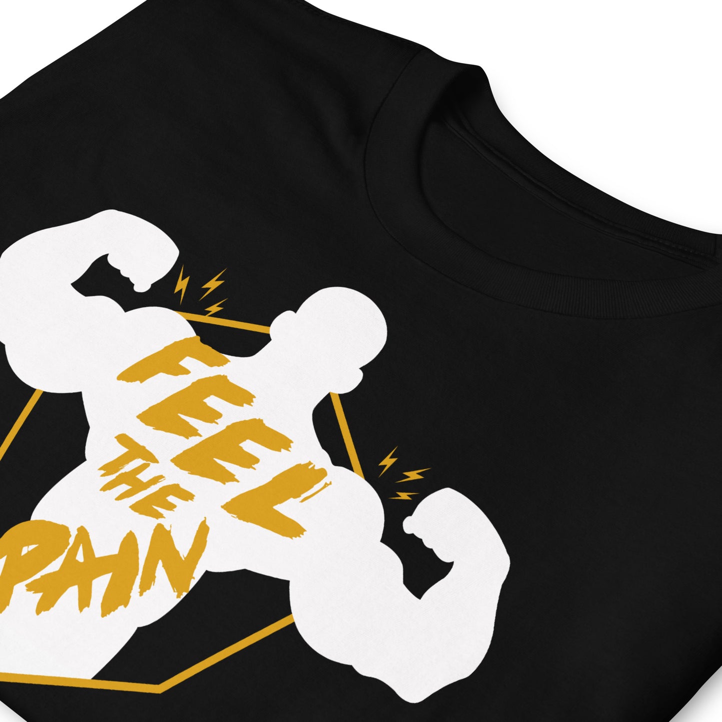 detalle de camiseta feel the pain siente el dolor gym gimnasio fitness en color negro