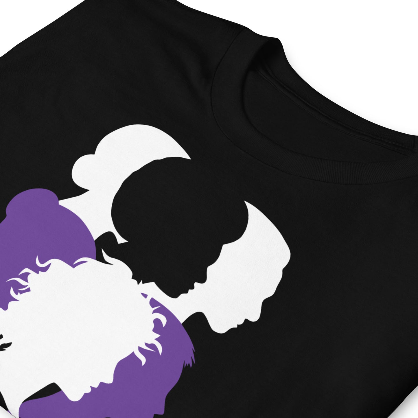 detalle de camiseta feminista juntas y fuertes negra