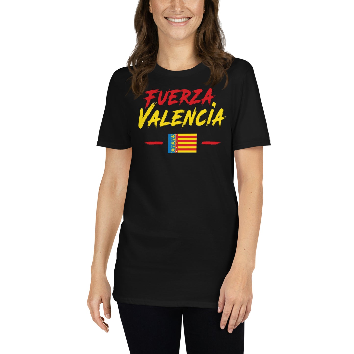 mujer con camiseta fuerza valencia en color negro
