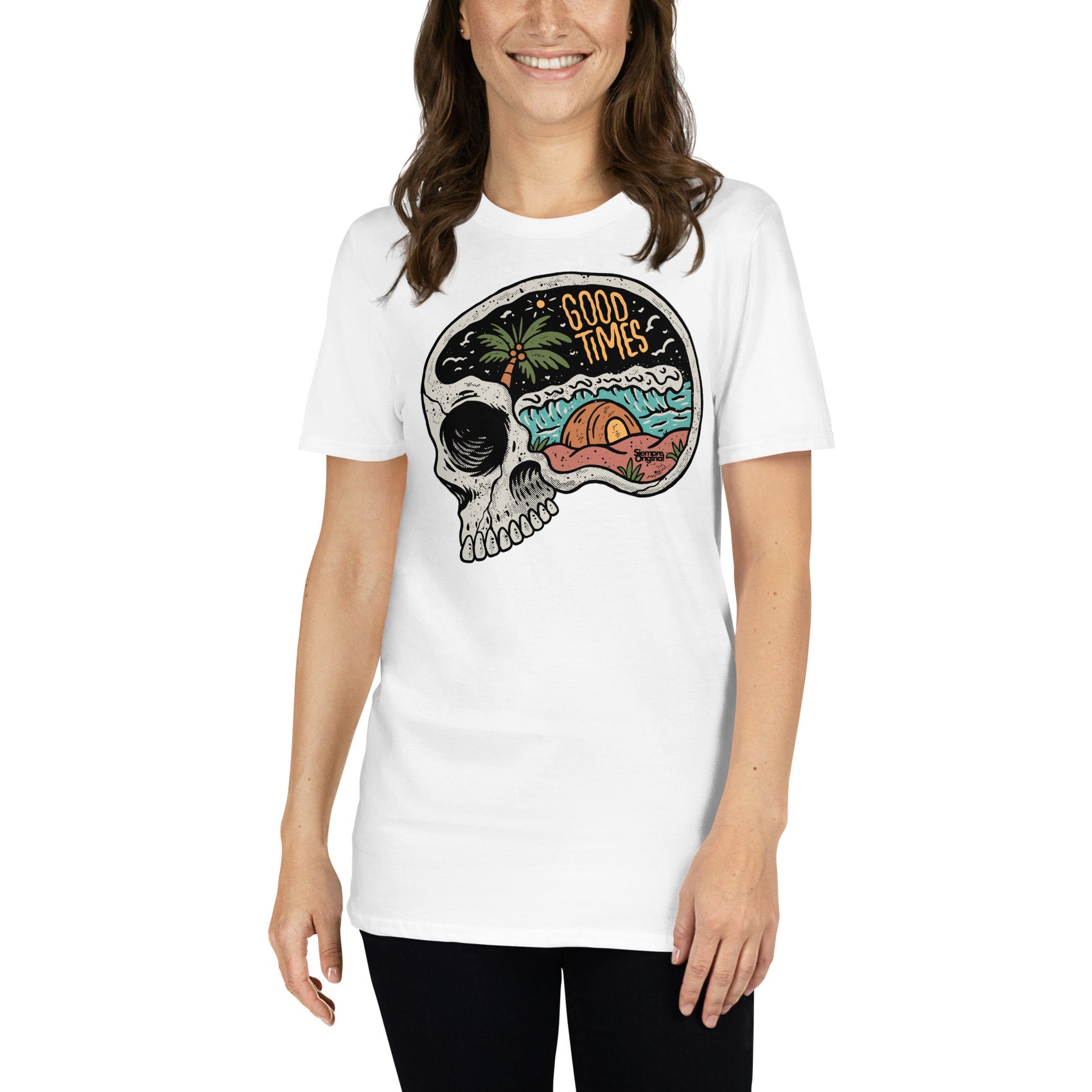 mujer con camiseta good times surf skull verano playa siempre original urban en color blanco