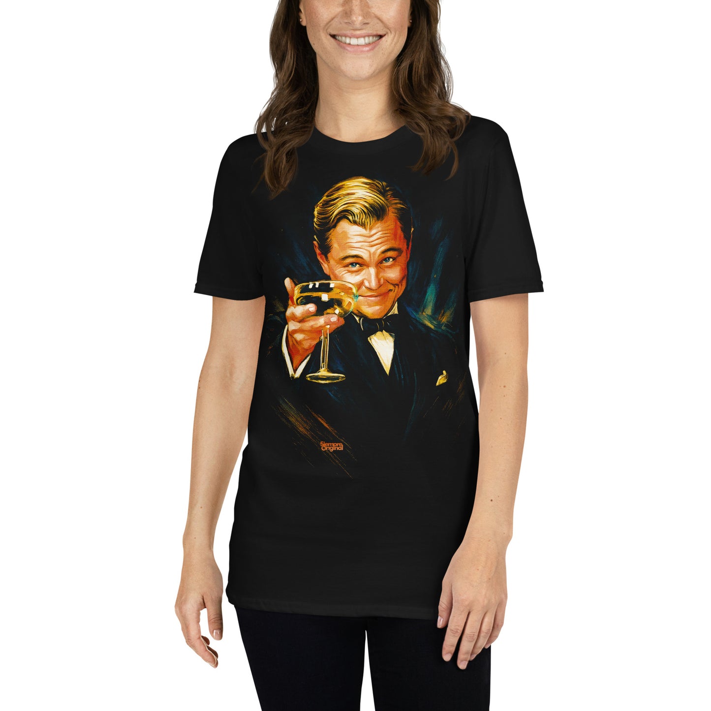 mujer con camiseta el gran gatsby brindis dicaprio negra