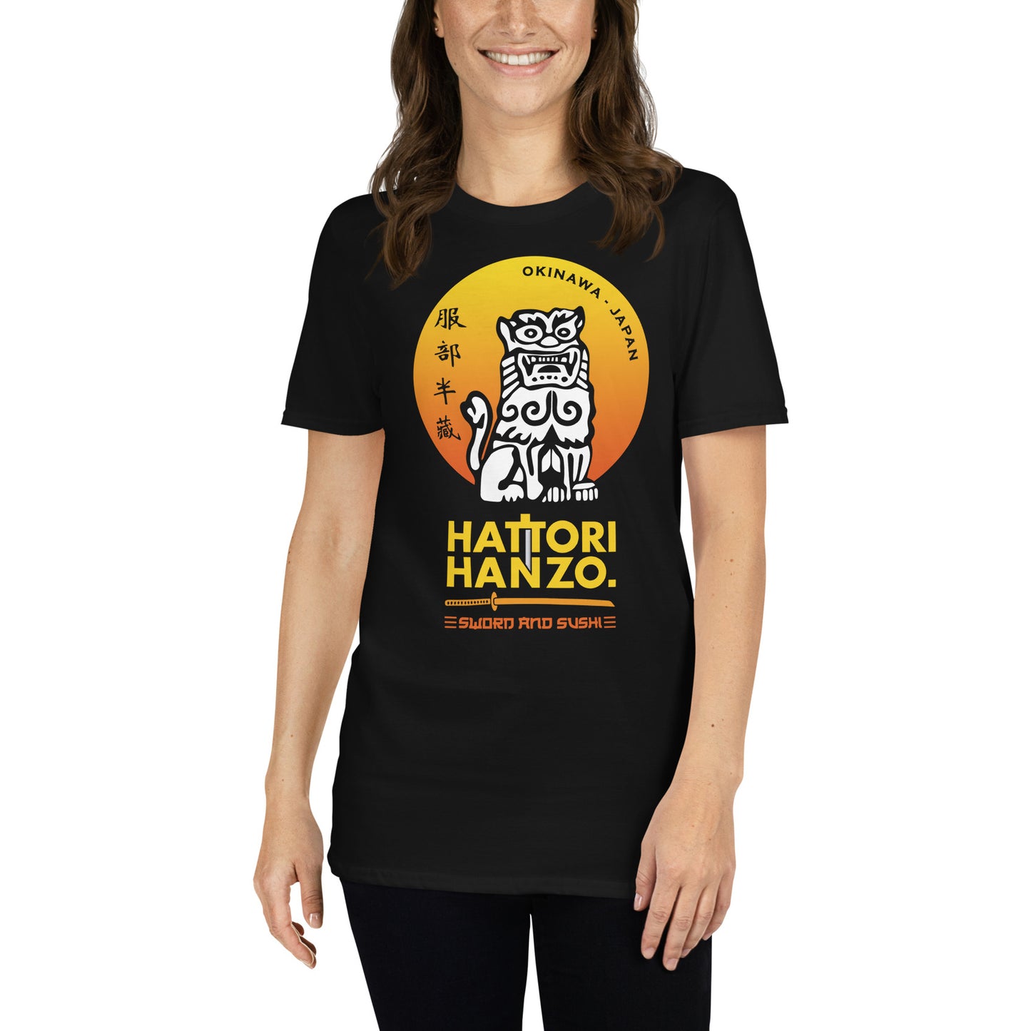 mujer con camiseta hattori hanzo kill bill negra
