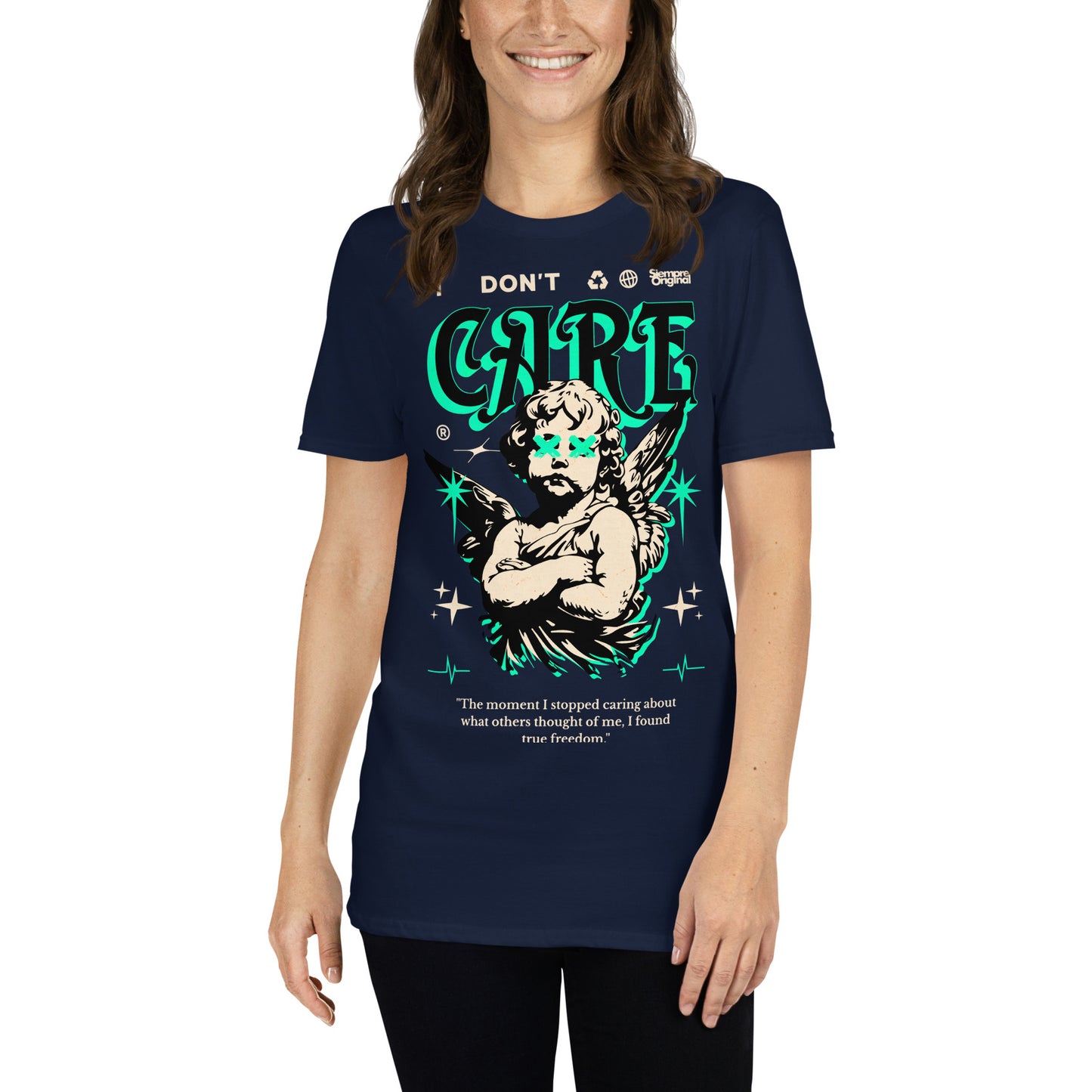 mujer con camiseta i dont care angel siempre original urban en color azul marino