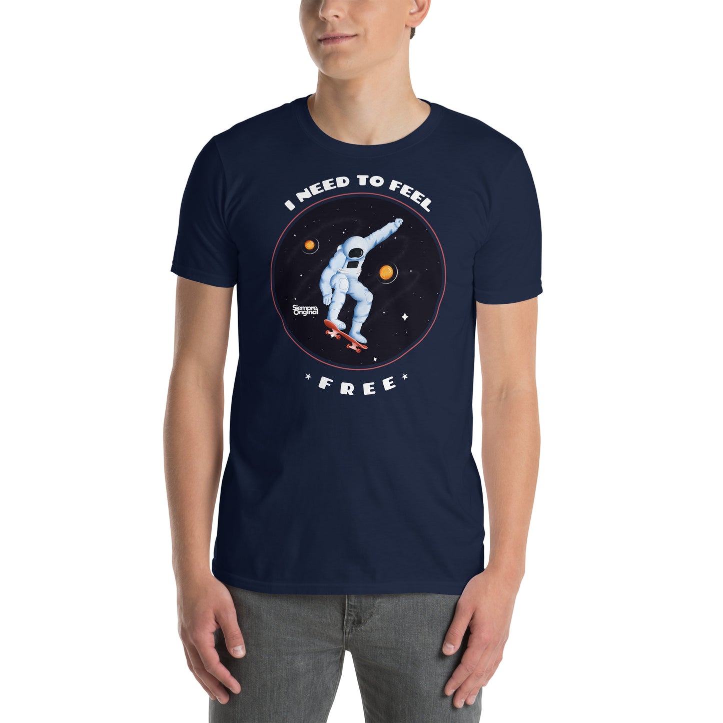 hombre con camiseta i need to feel free skate astronauta siempre original urban en color azul marino