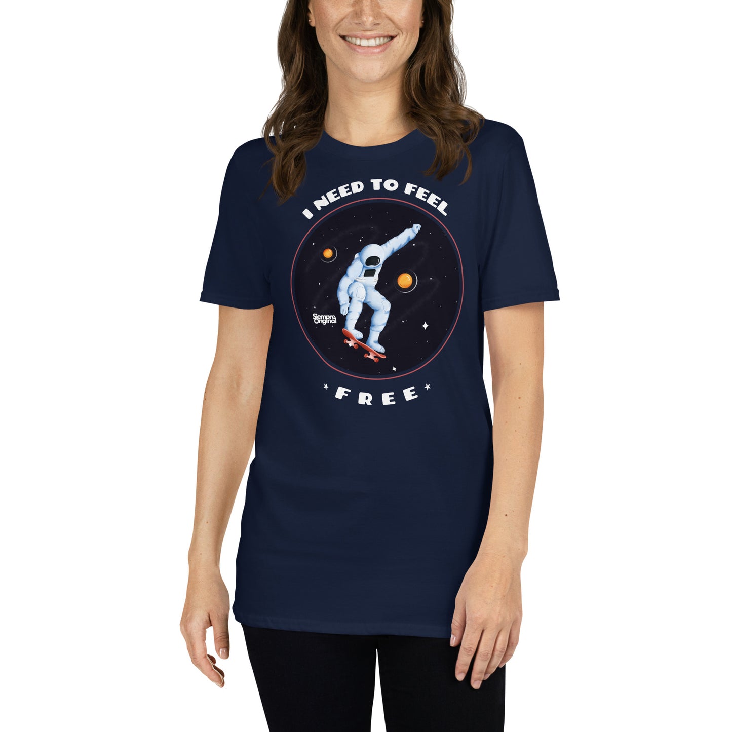 mujer con camiseta i need to feel free skate astronauta siempre original urban en color azul marino