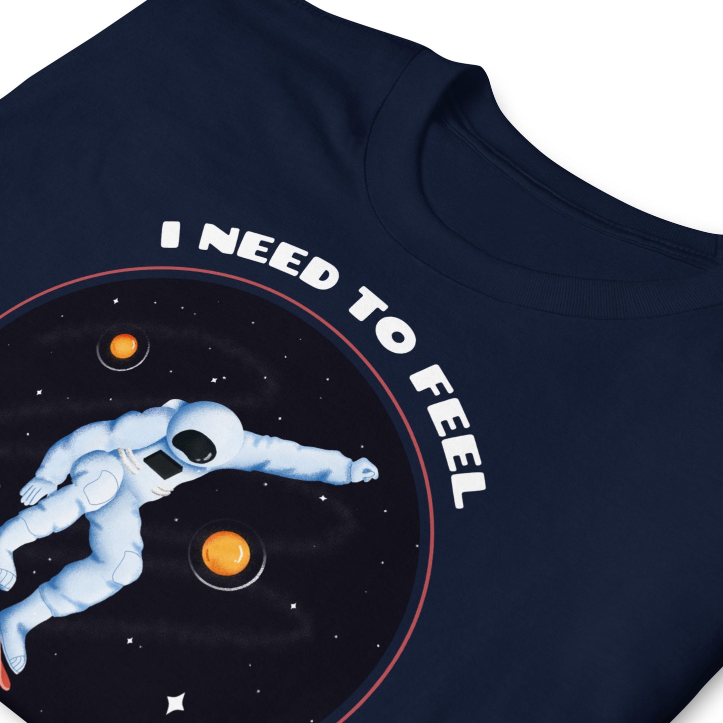 detalle de camiseta i need to feel free skate astronauta siempre original urban en color azul marino