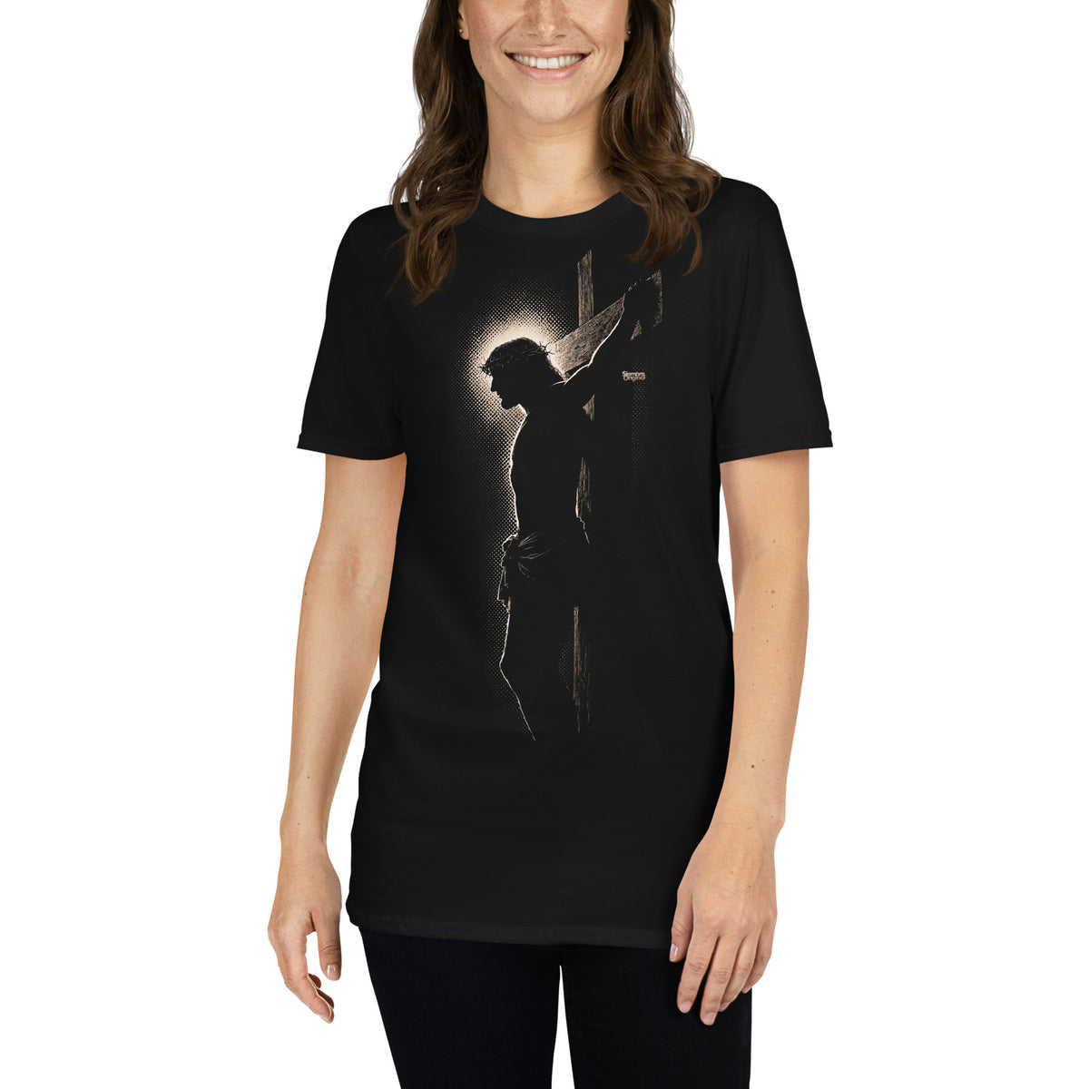 Mujer con camiseta cristiana negra con silueta de Jesucristo crucificado