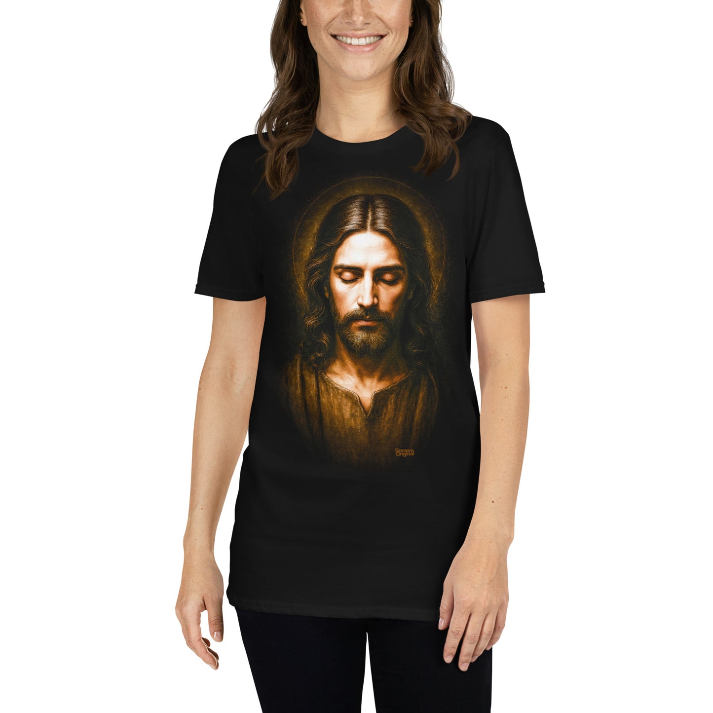 mujer con camiseta jesus redencion y silencio en color negro