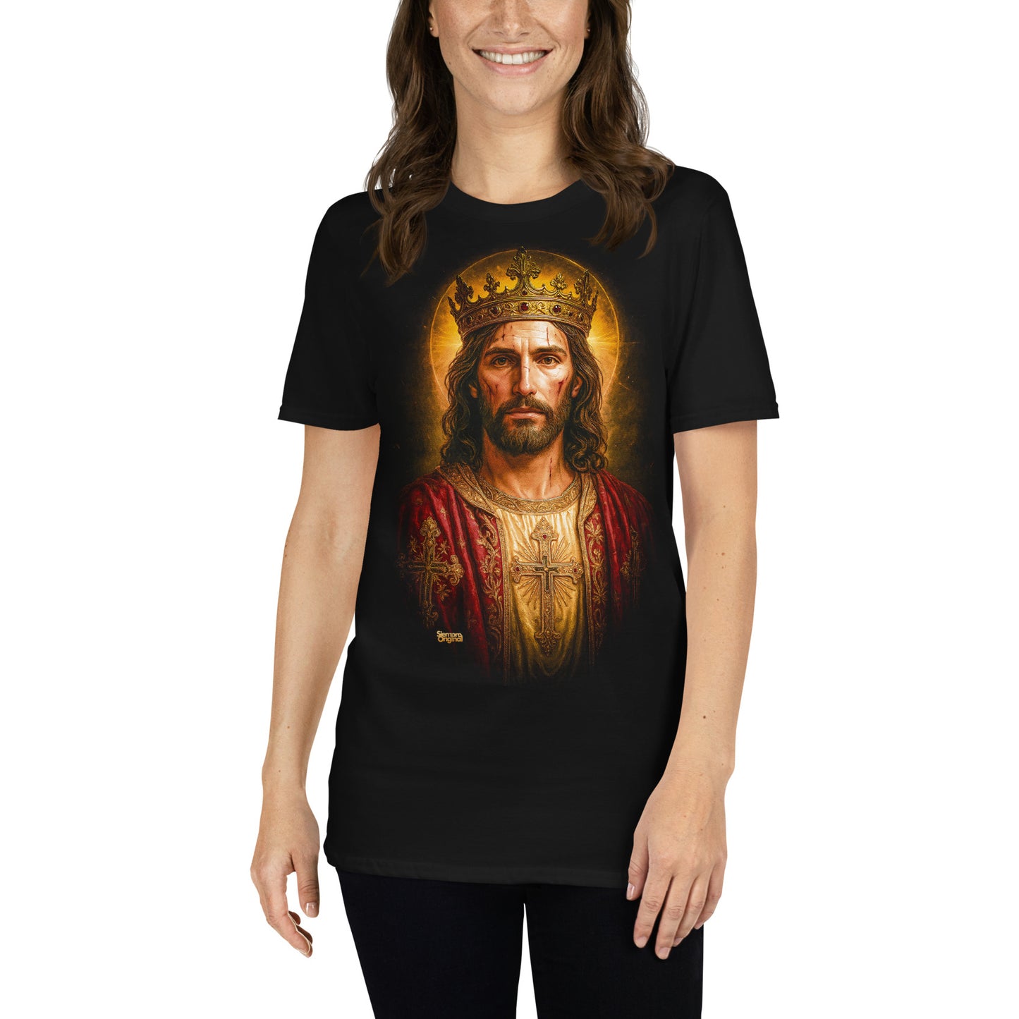 mujer con camiseta jesus rey de reyes en color negro