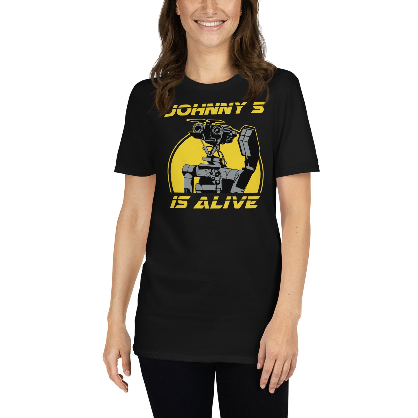 mujer con camiseta johnny 5 cortocircuito negra