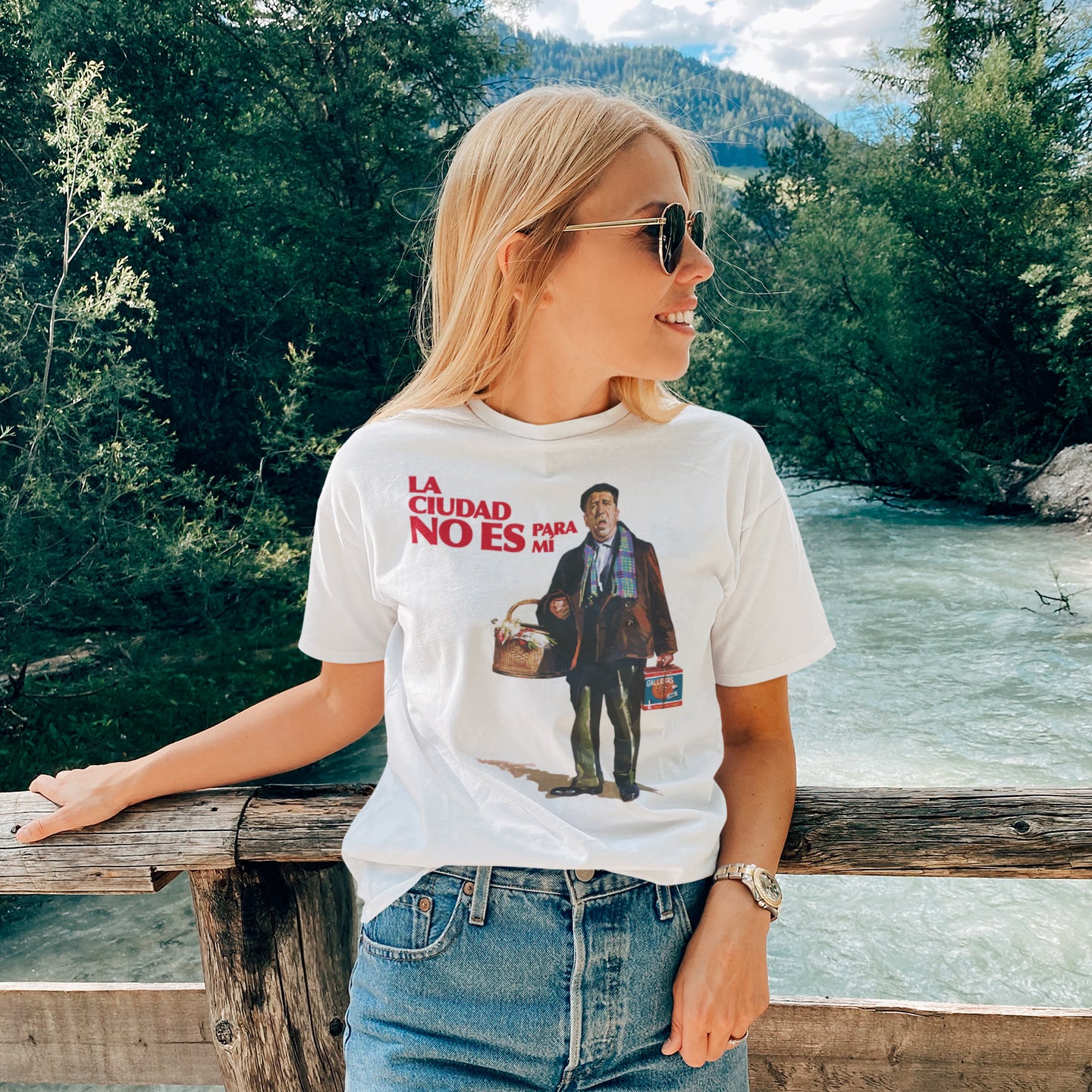 mujer con camiseta la ciudad no es para mi pelicula blanca
