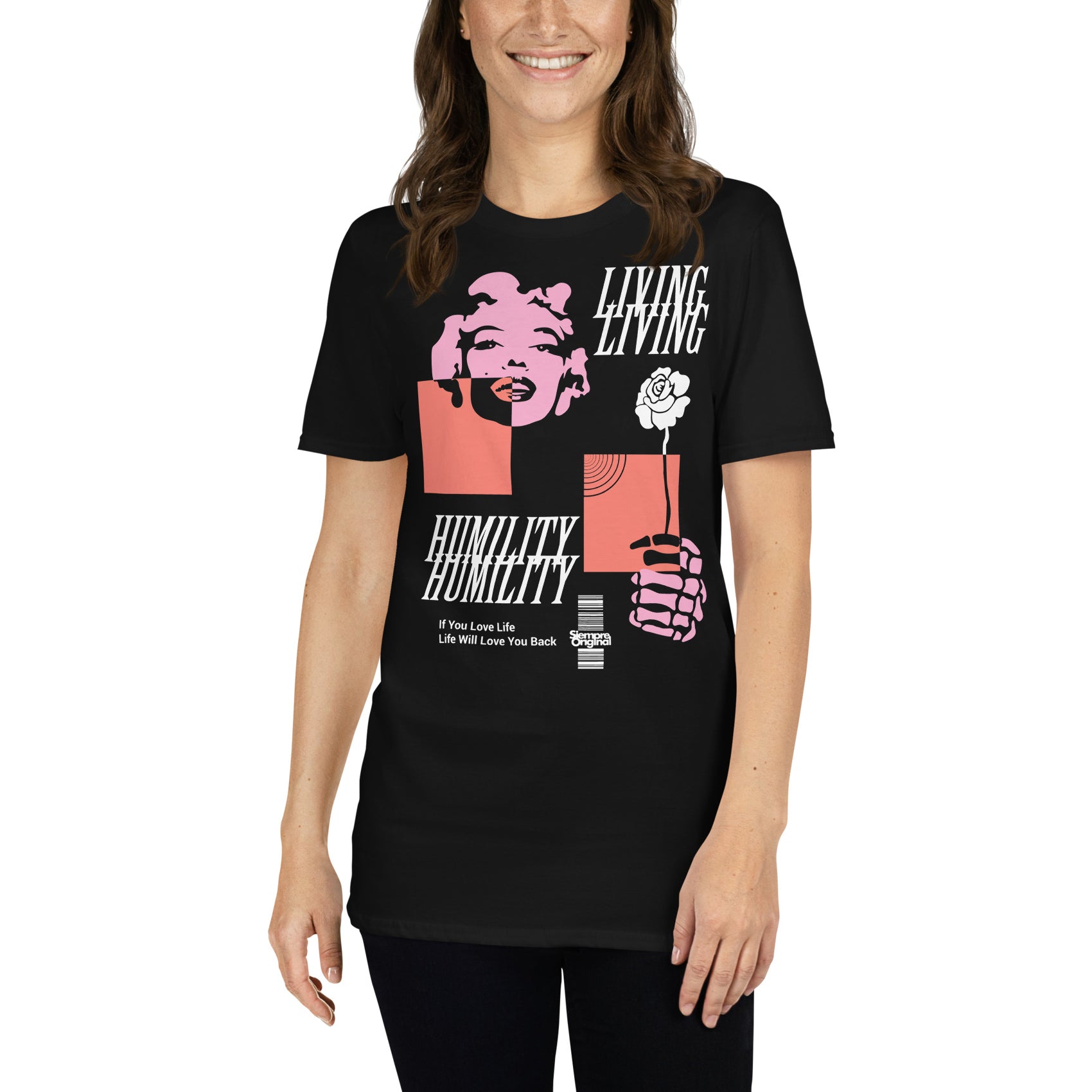 mujer con camiseta living humility vivir la humildad marilyn monroe urban siempre original en color negro