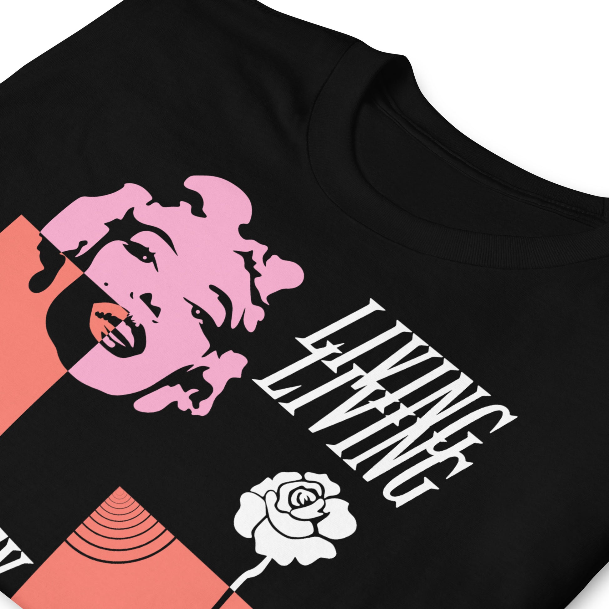 detalle de camiseta living humility vivir la humildad marilyn monroe urban siempre original en color negro