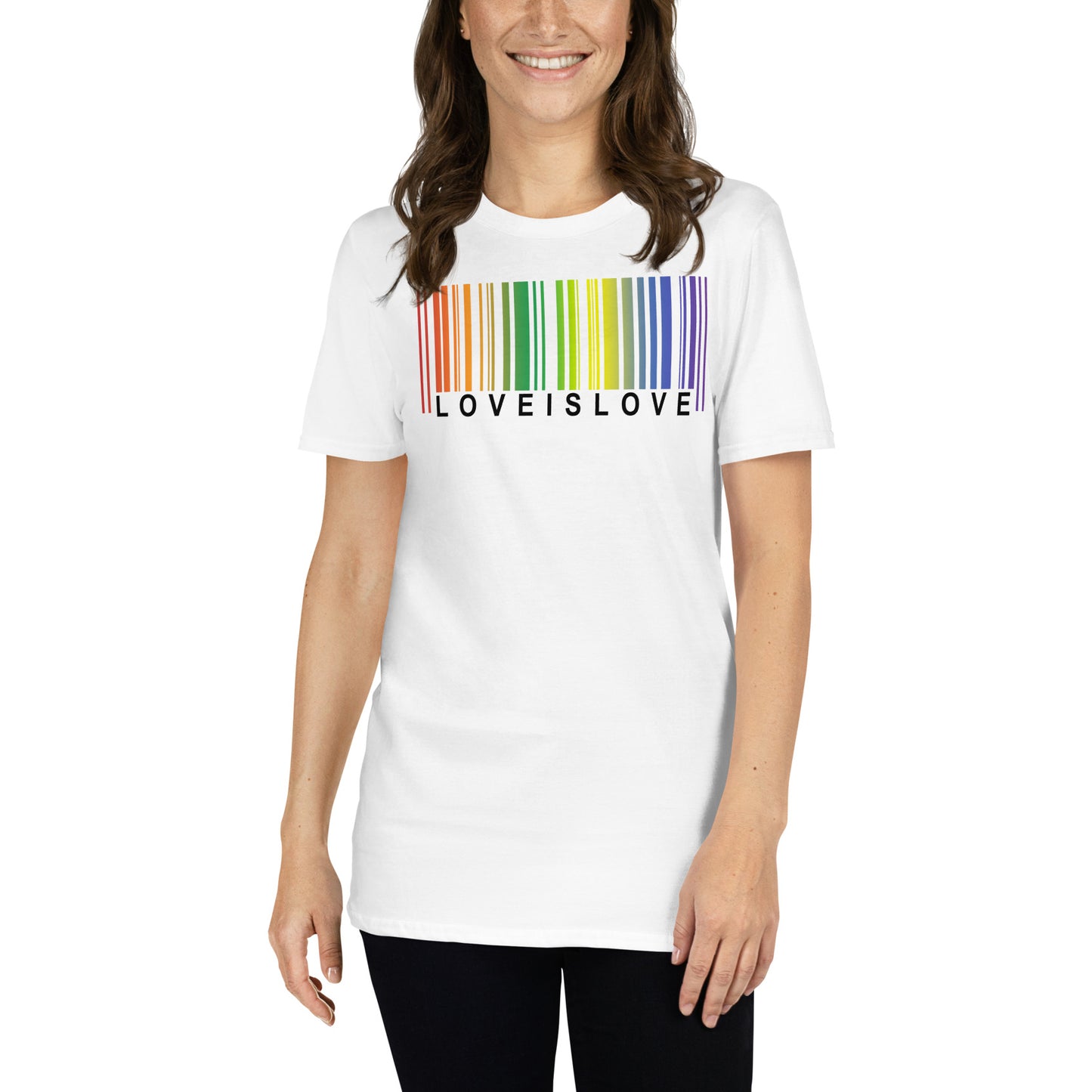 mujer con camiseta love is love arcoiris orgullo gay blanca