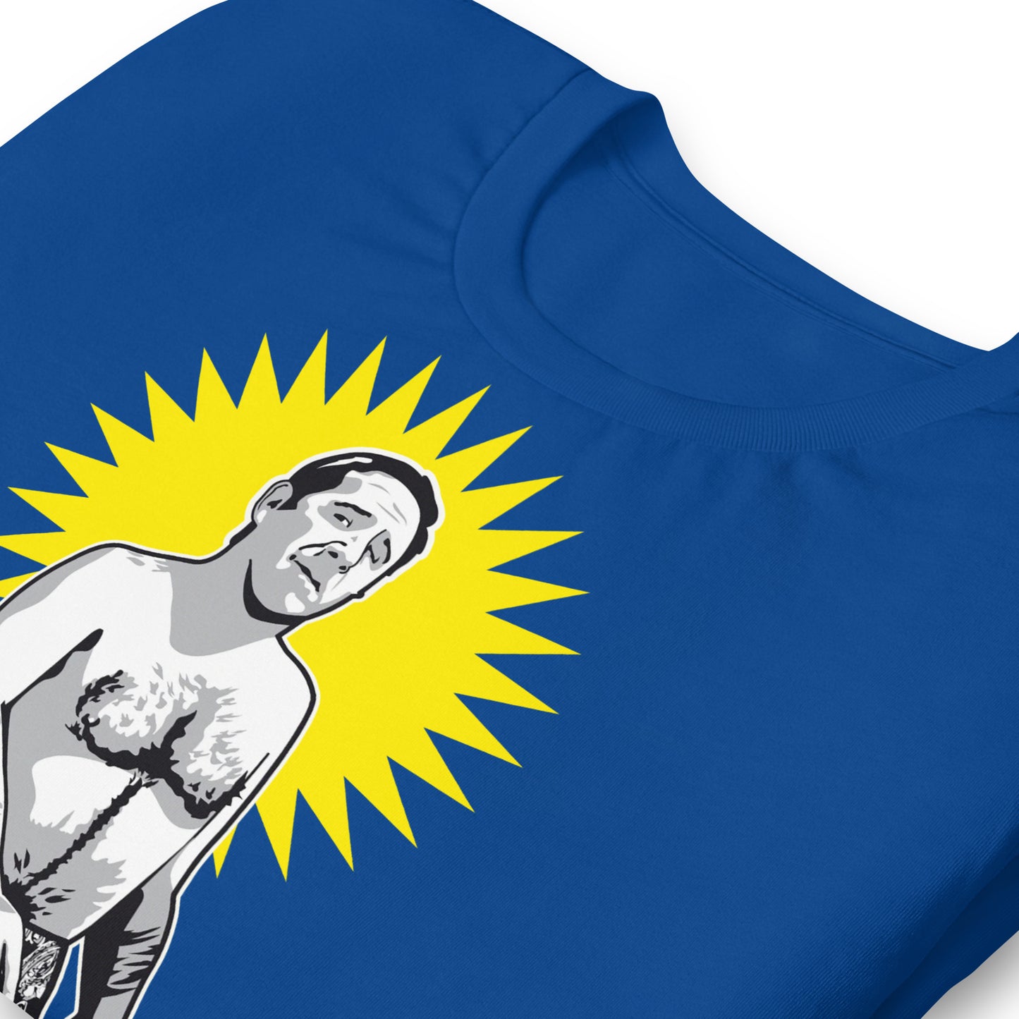 detalle de camiseta manolo la nuit el racial celtibero alfredo landa en color azul royal