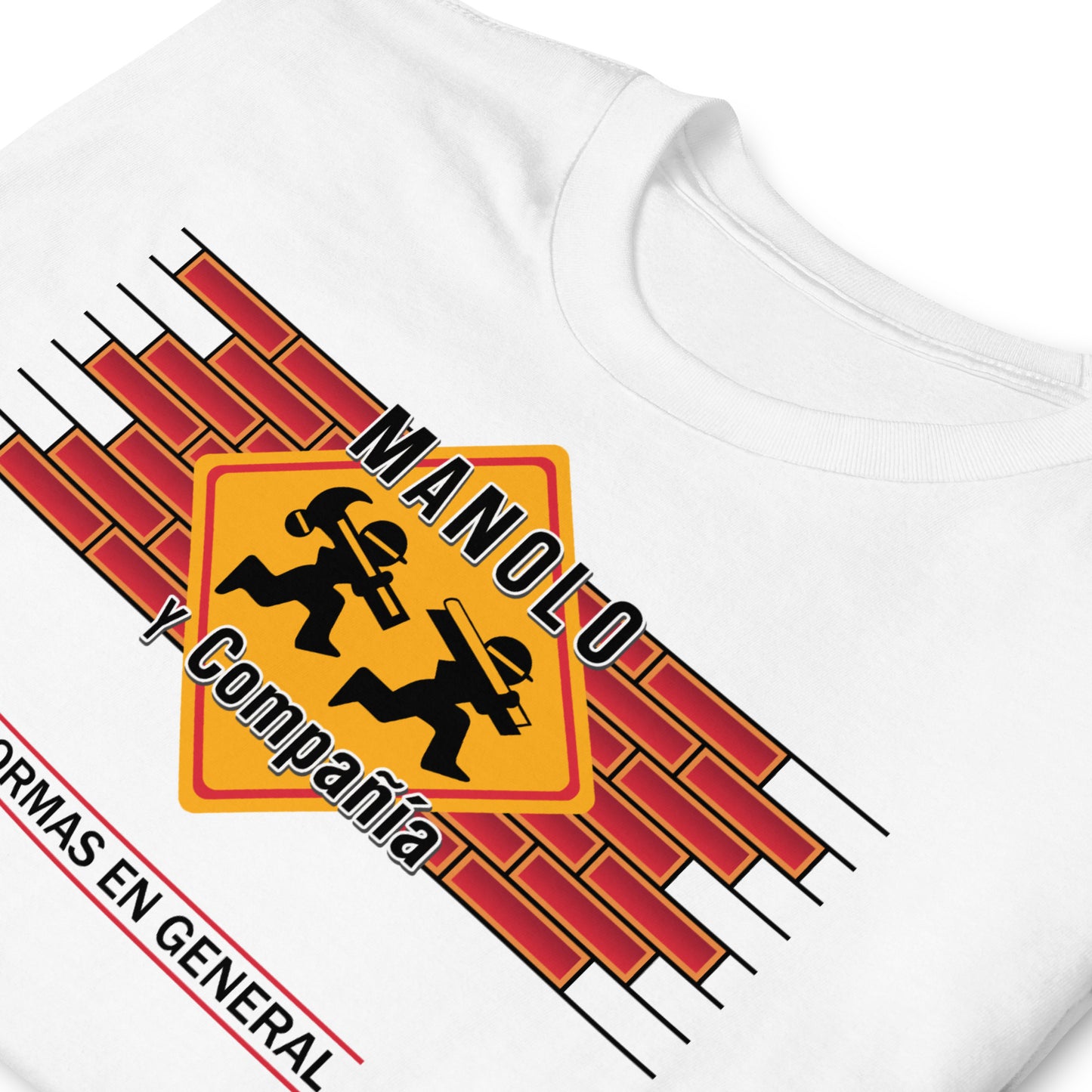 detalle de camiseta manolo y compania manos a la obra benito en color blanco