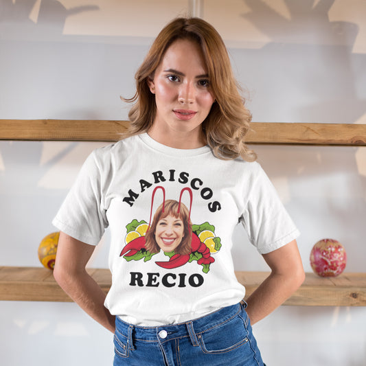 Mujer con camiseta blanca Mariscos Recio con Berta de La que se avecina