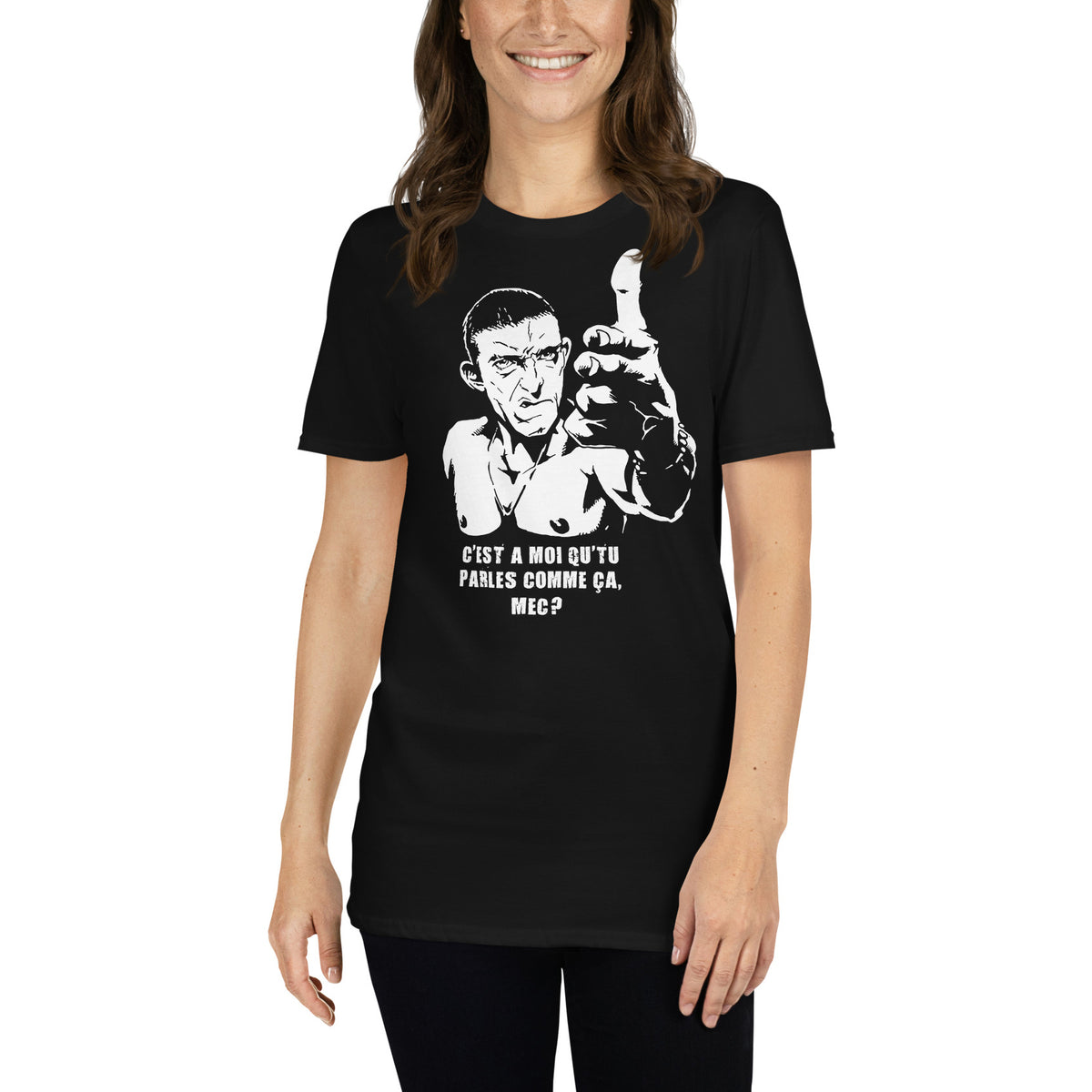 Mujer con camiseta negra de Vinz de La Haine con la frase Me hablas a mí