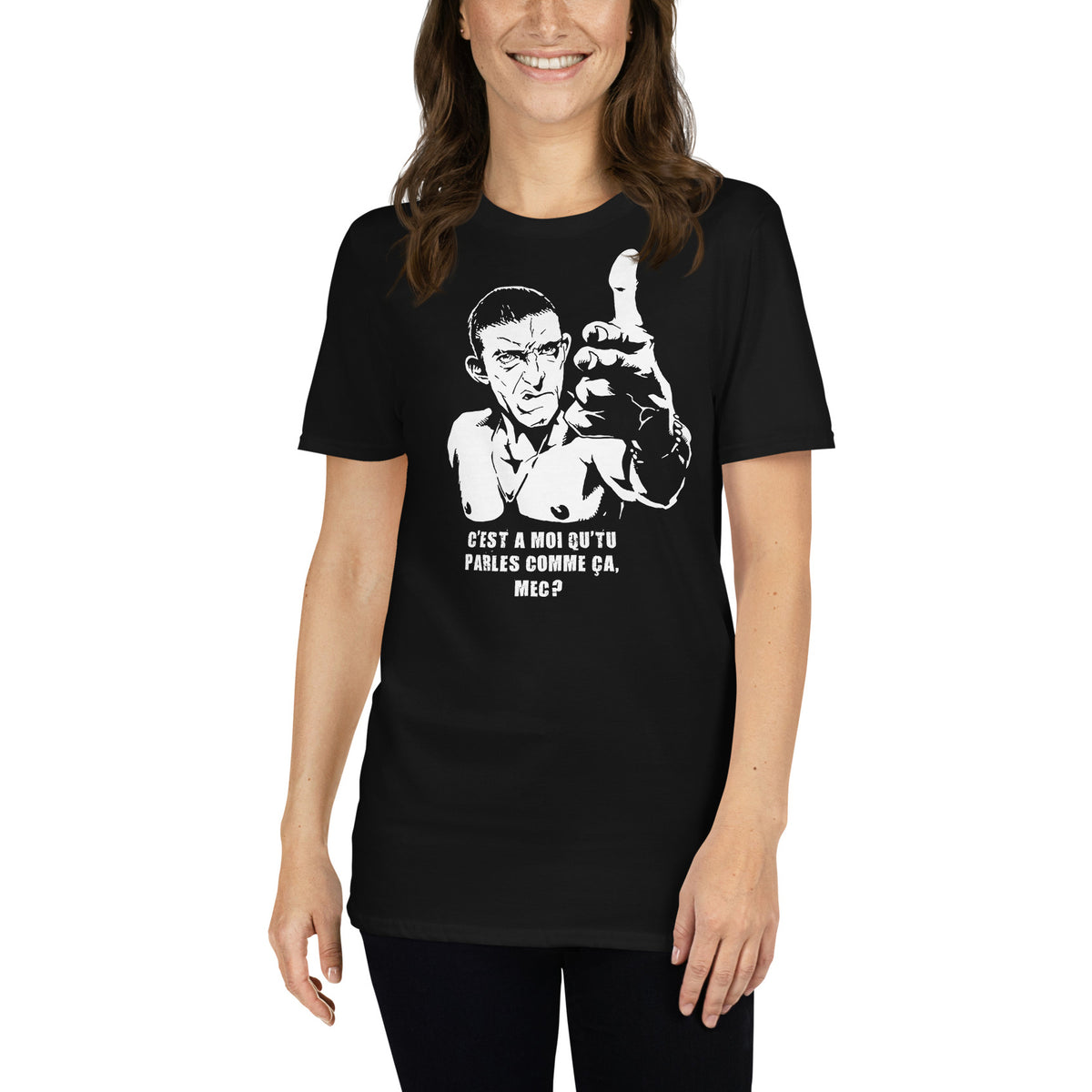 Mujer con camiseta negra de Vinz de La Haine con la frase ¿Me hablas a mí?