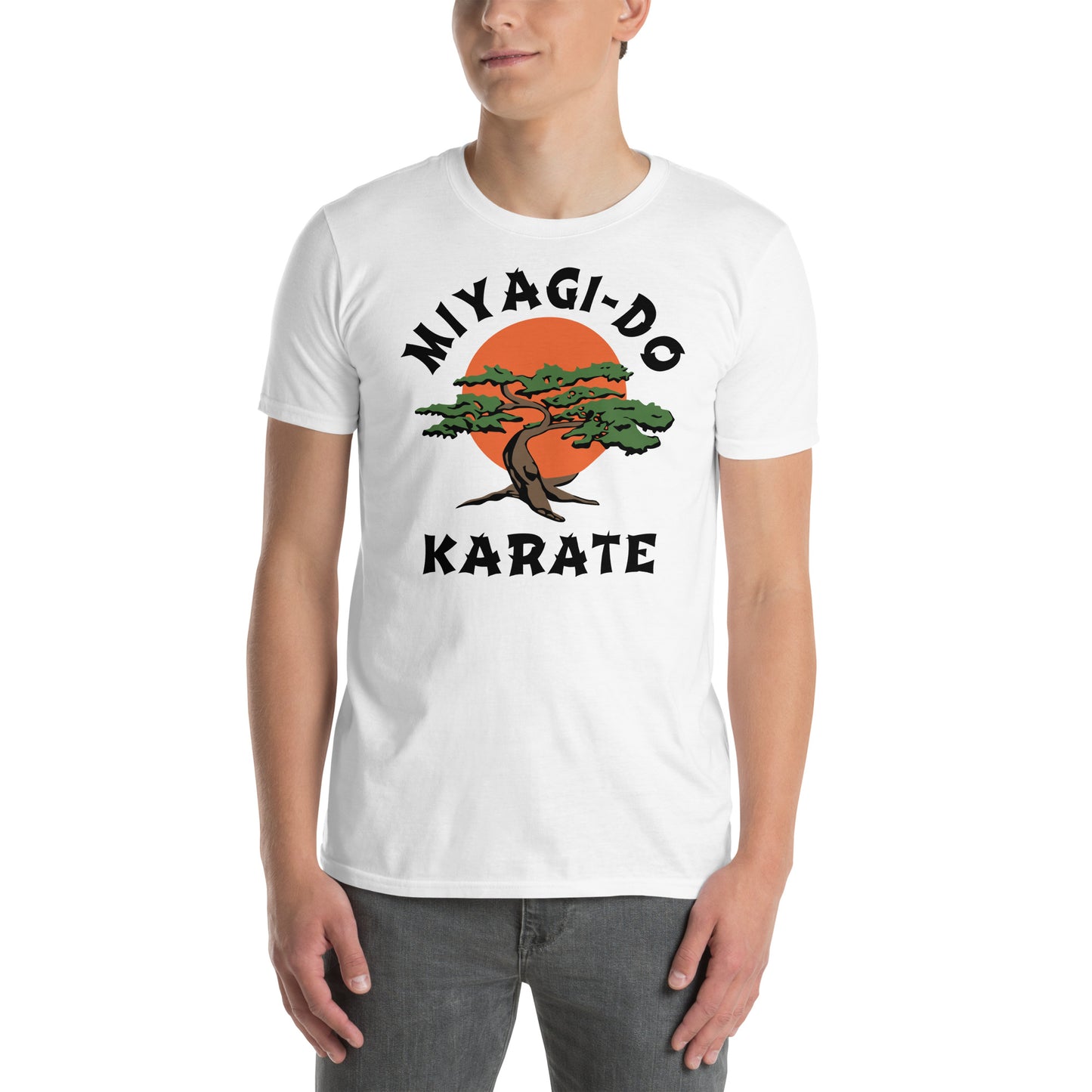 hombre con de camiseta miyagi do karate bonsai cobra kai en color blanco