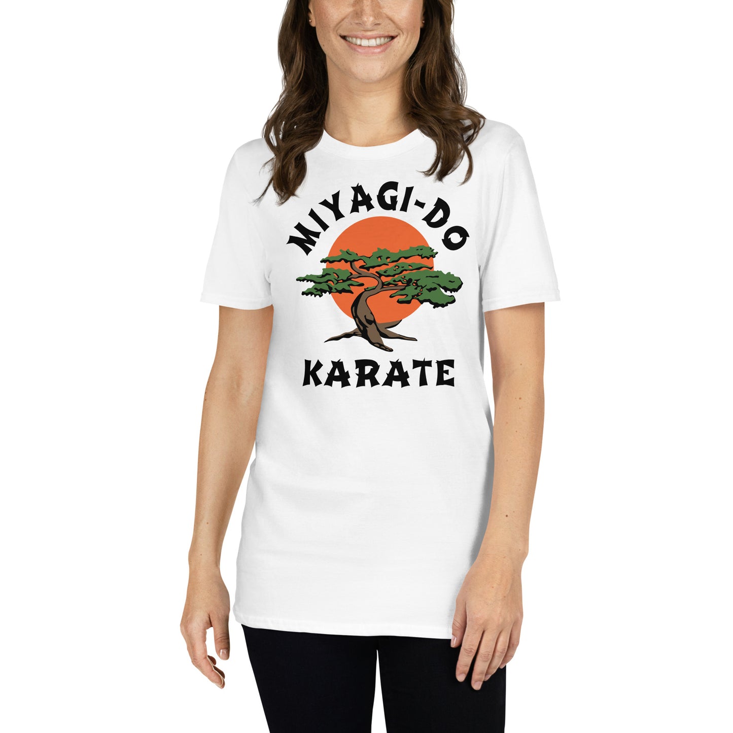 mujer con de camiseta miyagi do karate bonsai cobra kai en color blanco